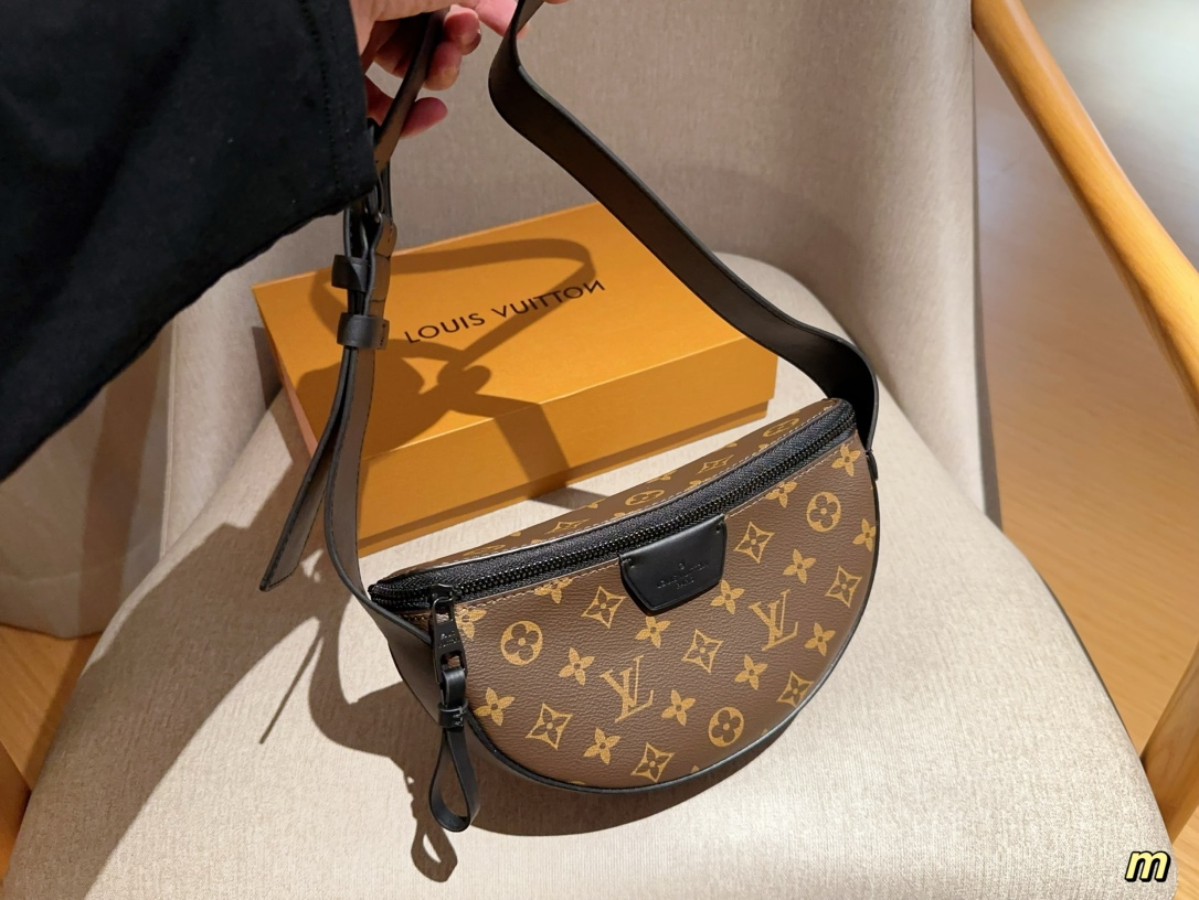 Louis MOON CROSSBODY men and women bag size: 24*16*4 cm - Top Club