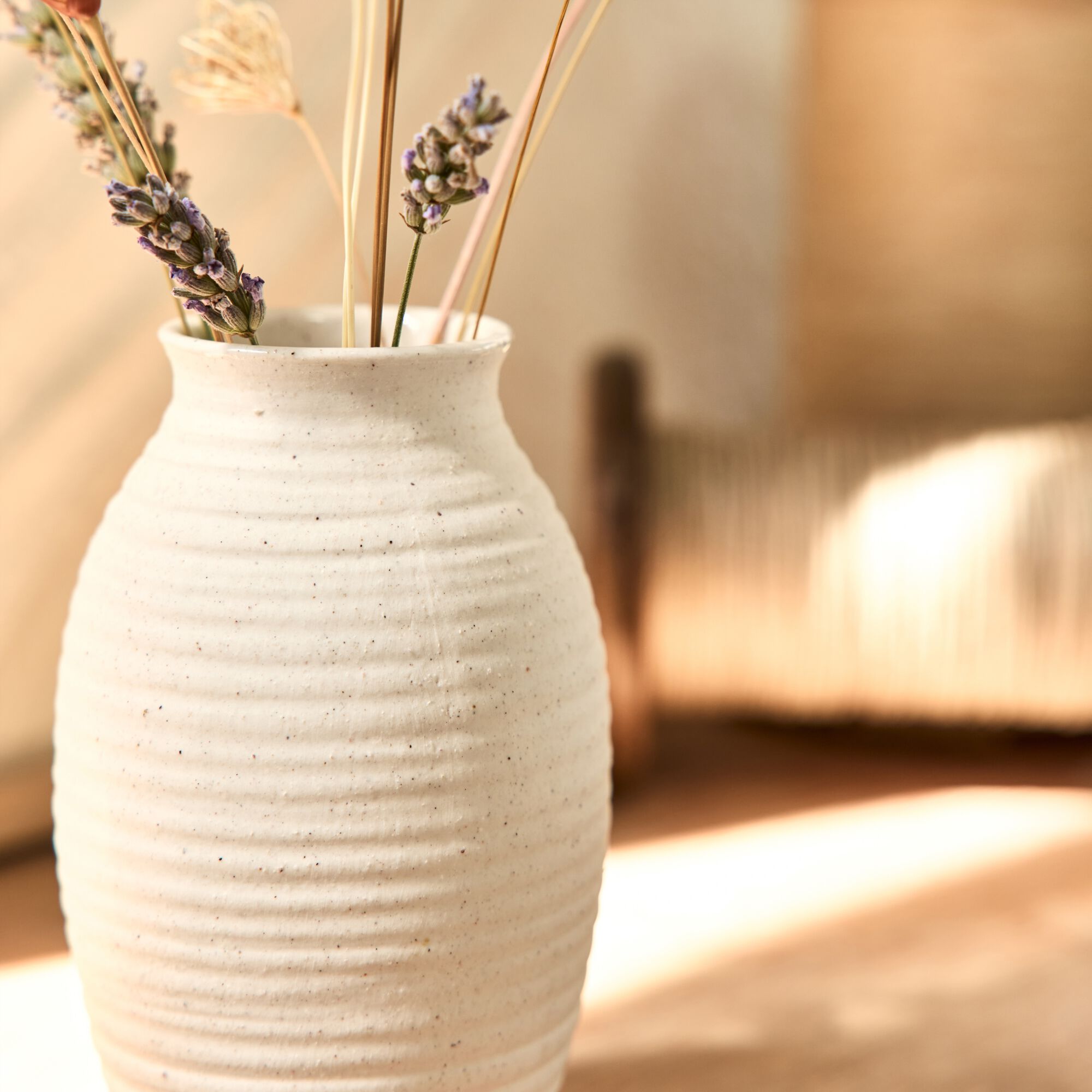 STUDEN - Vase classique en grès strié H12,5cm - blanc