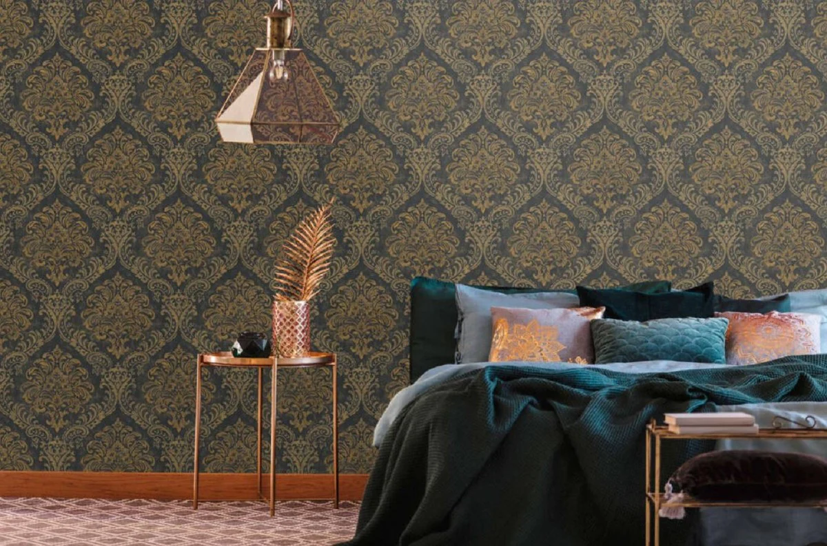 Baroque non-woven wallpaper black / gold metallic