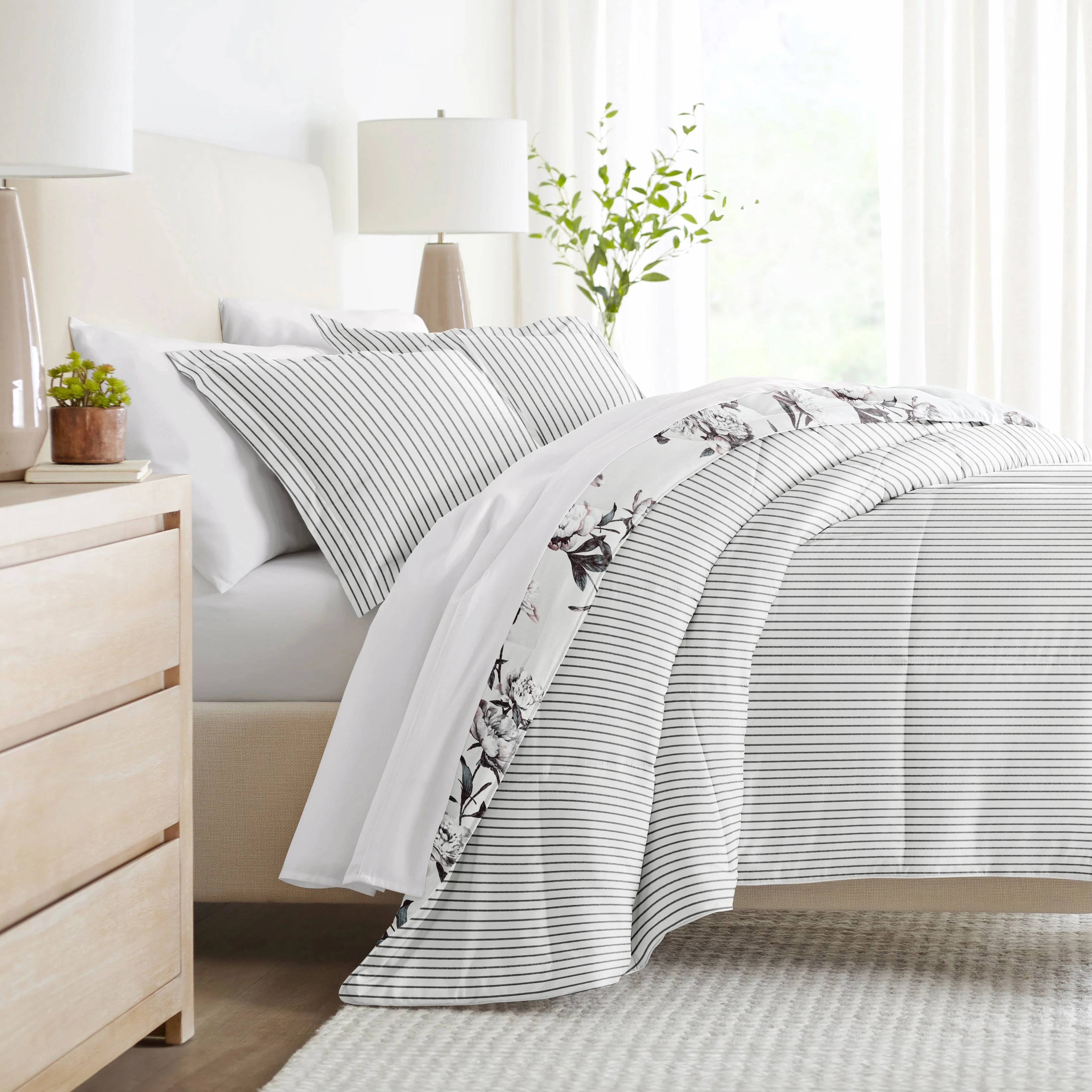 Vintage Magnolia Reversible Down-Alternative Comforter Set (Sale)