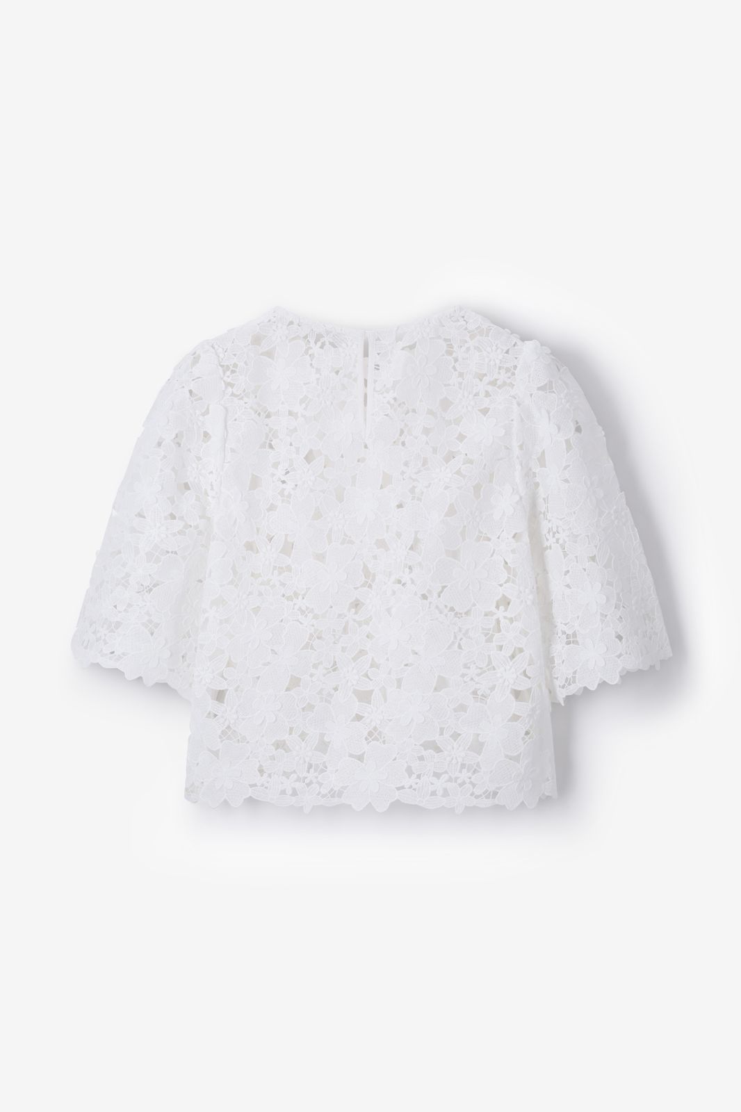 Witte opengewerkte top