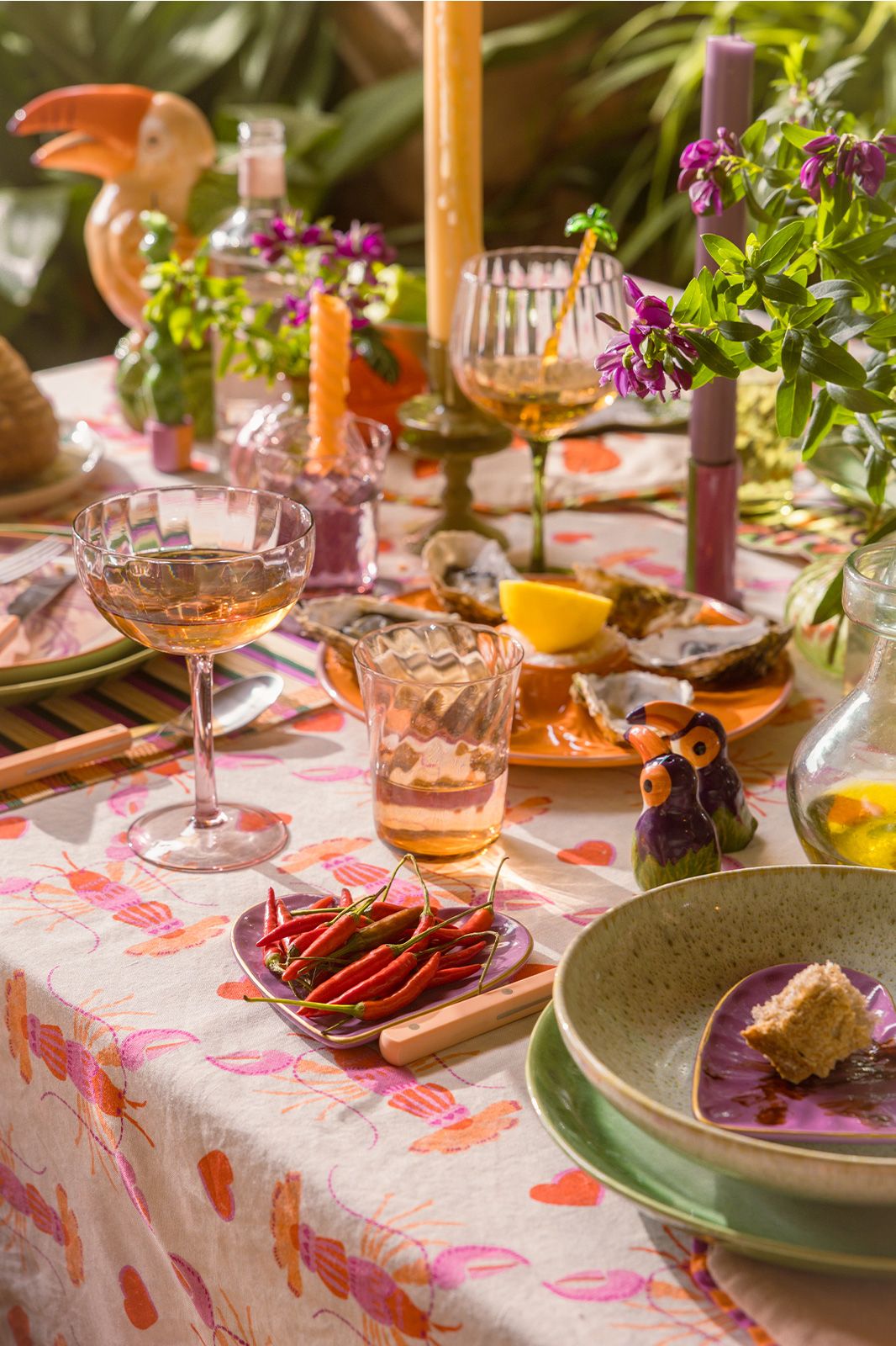 Lichtgroene pastaborden van glanzend keramiek