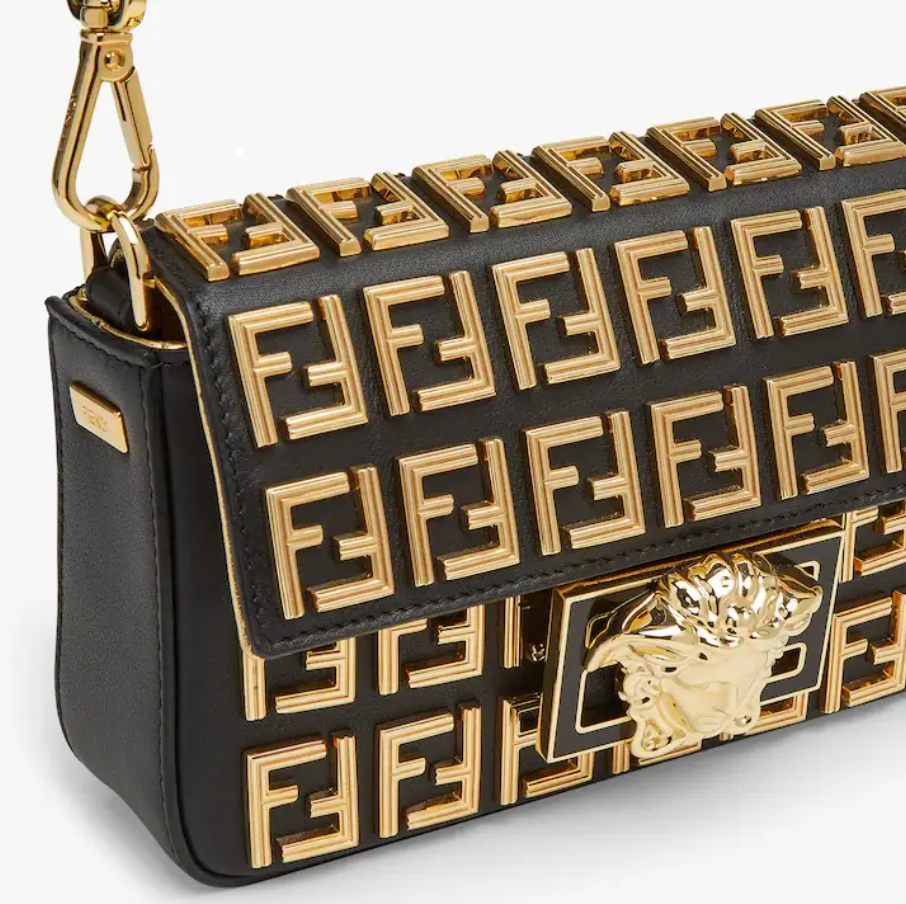 Brooch mini baguette �C Fendace Black leather bag with gold FF motif - Top Club