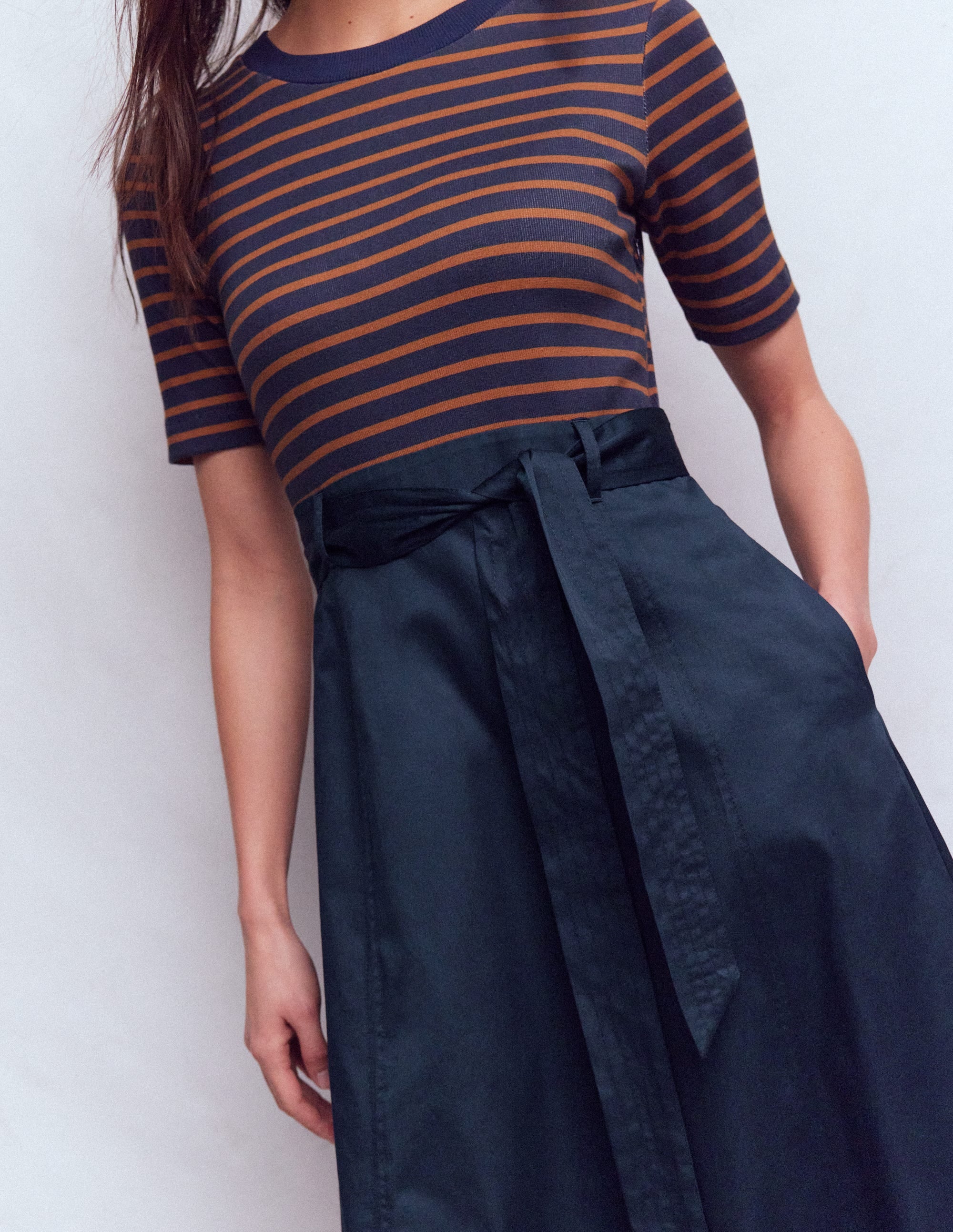 Kleid aus Materialmix mit Rundhalsausschnitt-Marineblau und Lebkuchen Streifen