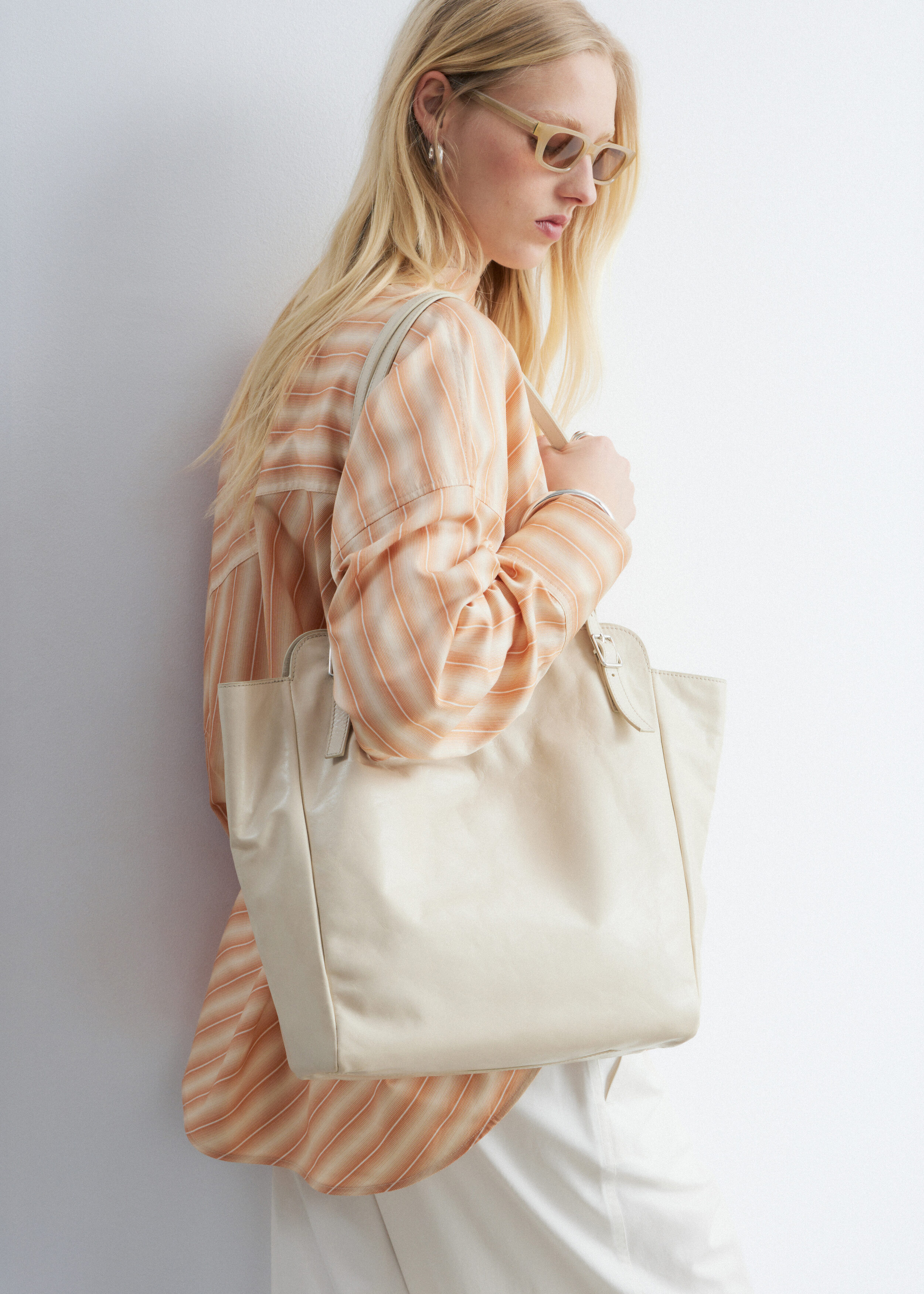 & Other Stories BUCKLE-STRAP LEATHER TOTE