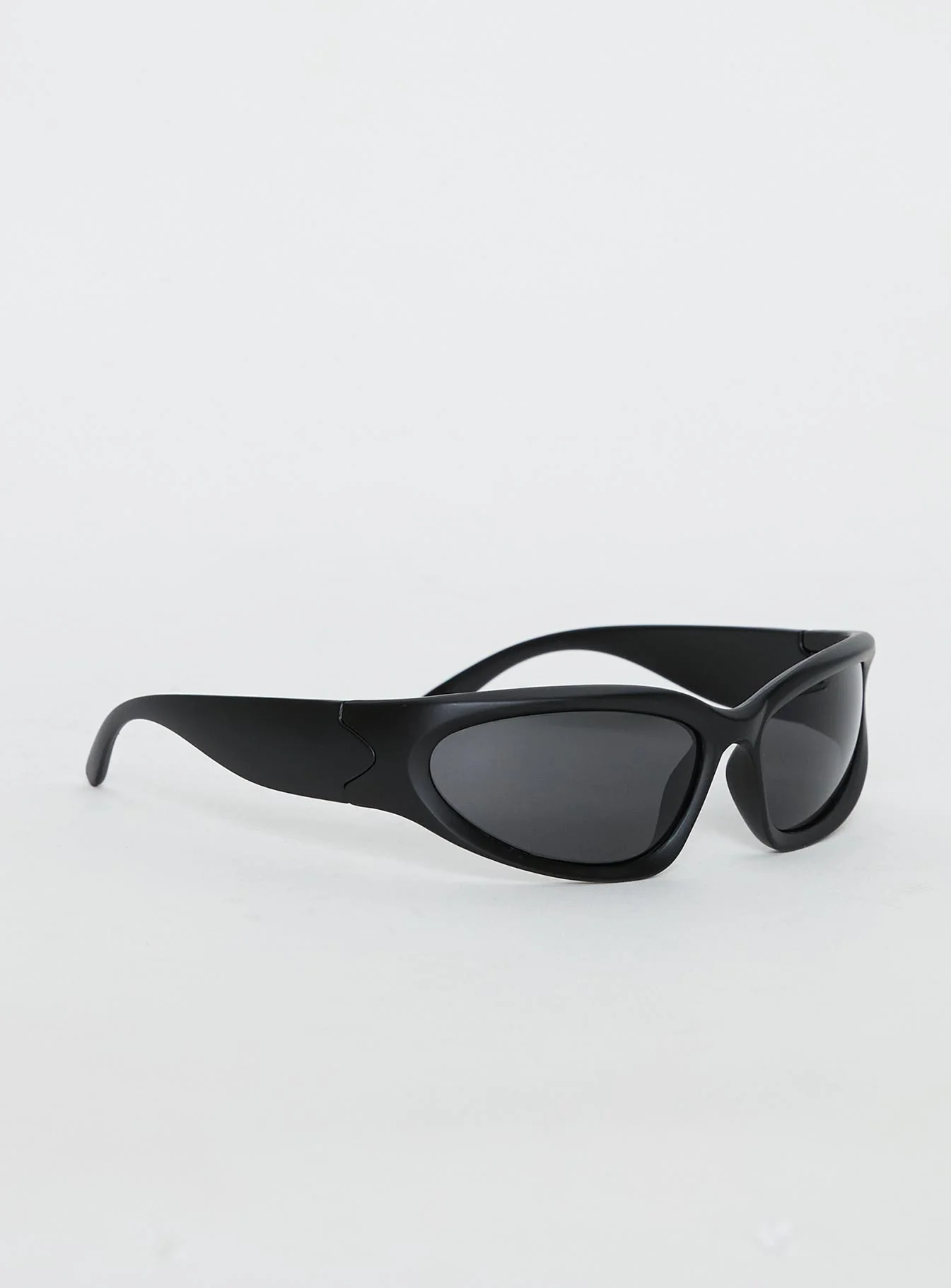 Huxlee Curved Sunglasses Black