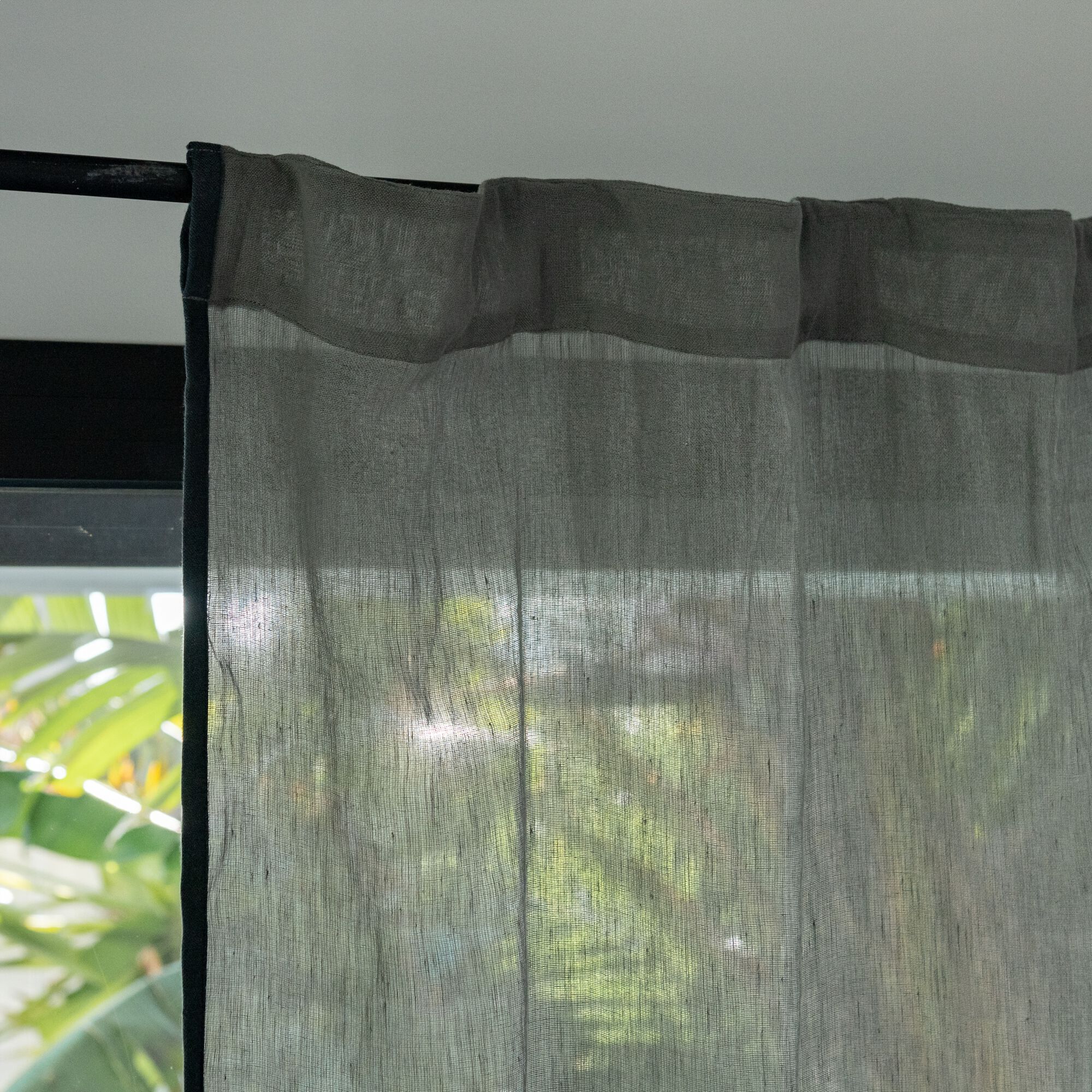 ALISO - Voilage à passants cachés en lin et coton finition liseré 140x260cm - vert cèdre