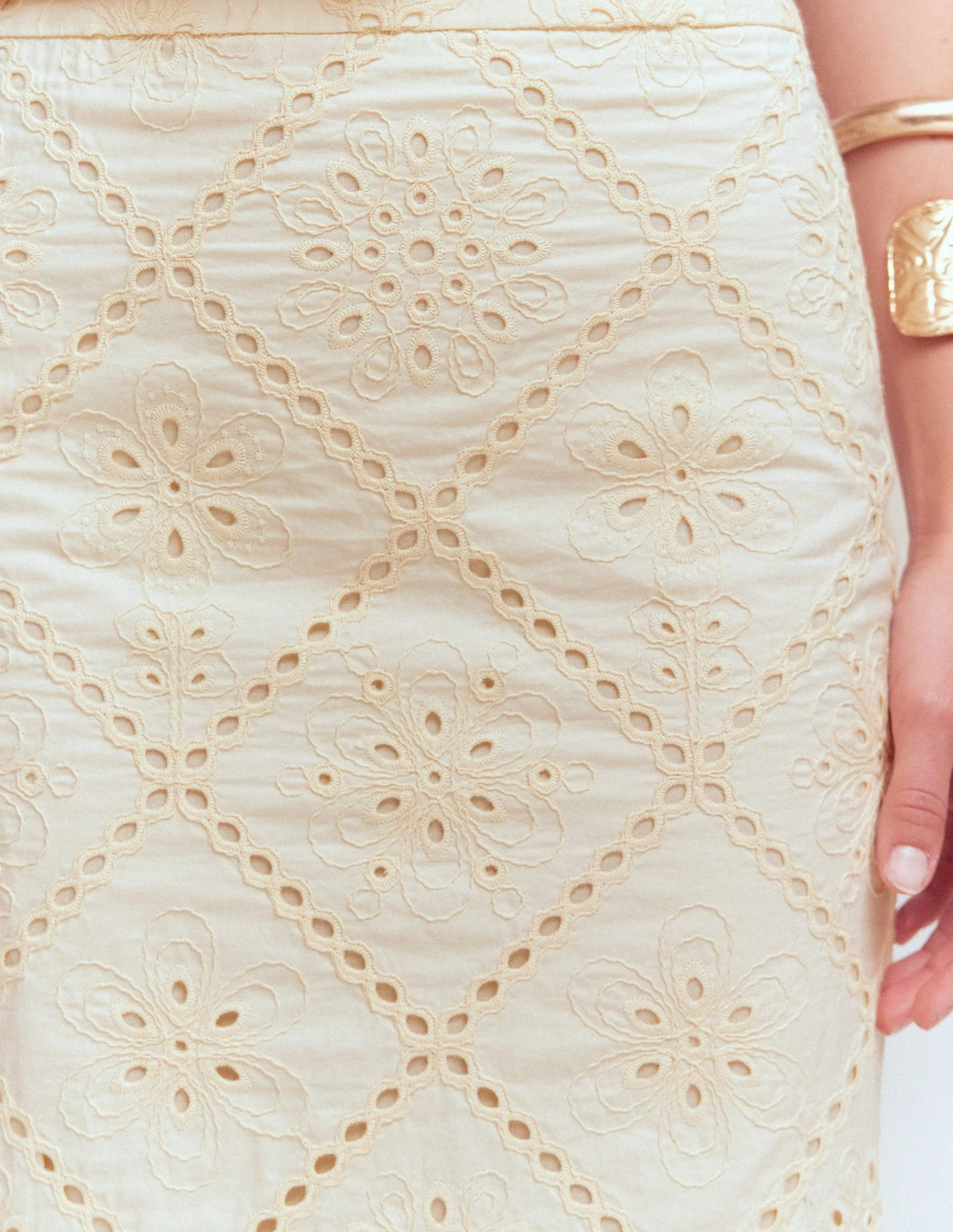 Texturierter Säulenrock-Naturweiß mit Lochstickerei
