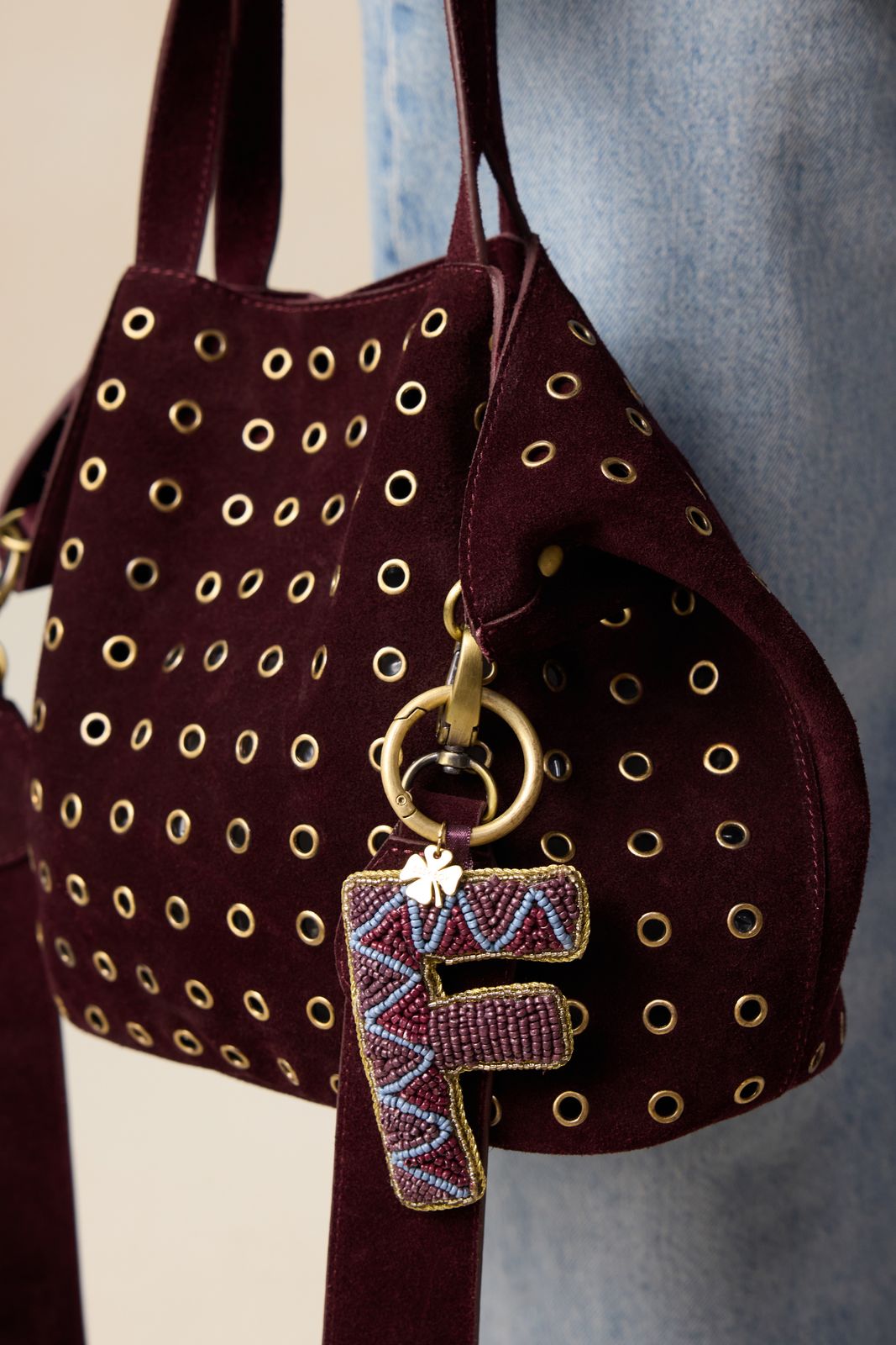 Donkerrode bag charm letter F