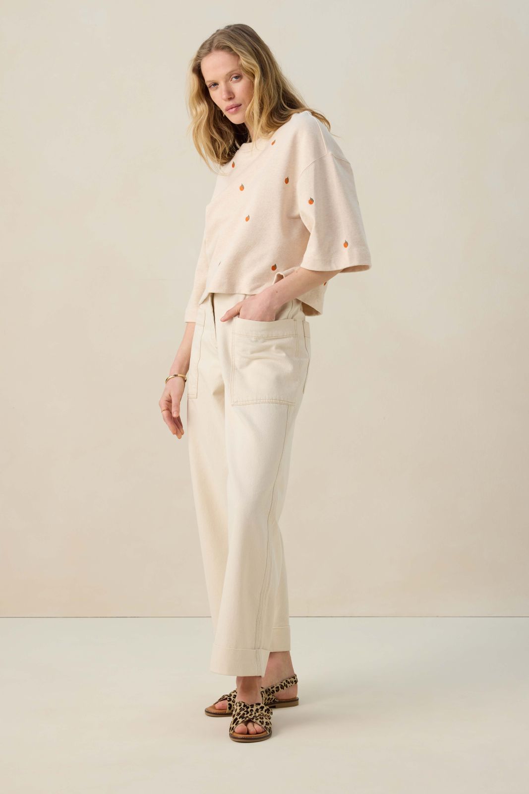 Beige sweater met embroidery