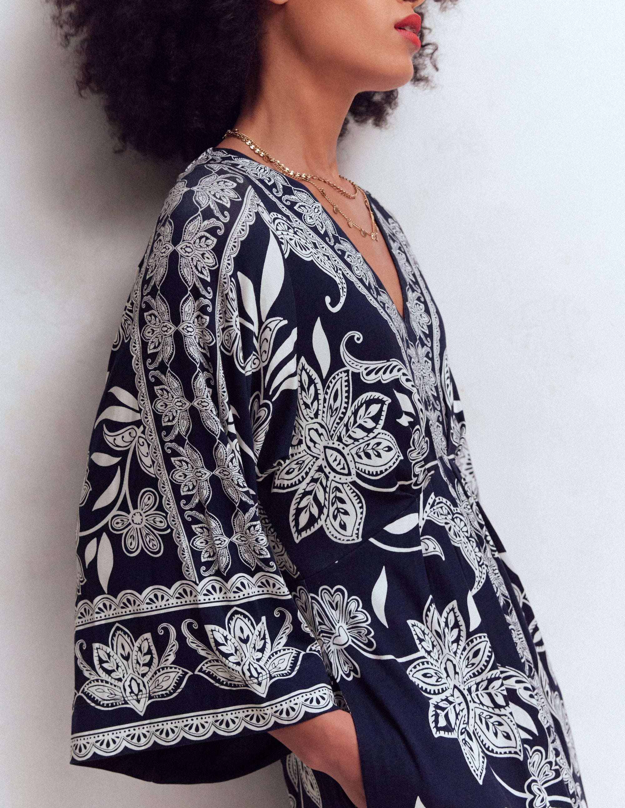 Nell Midi-Kimonokleid aus Jersey-Marineblau, Elegante Blüten