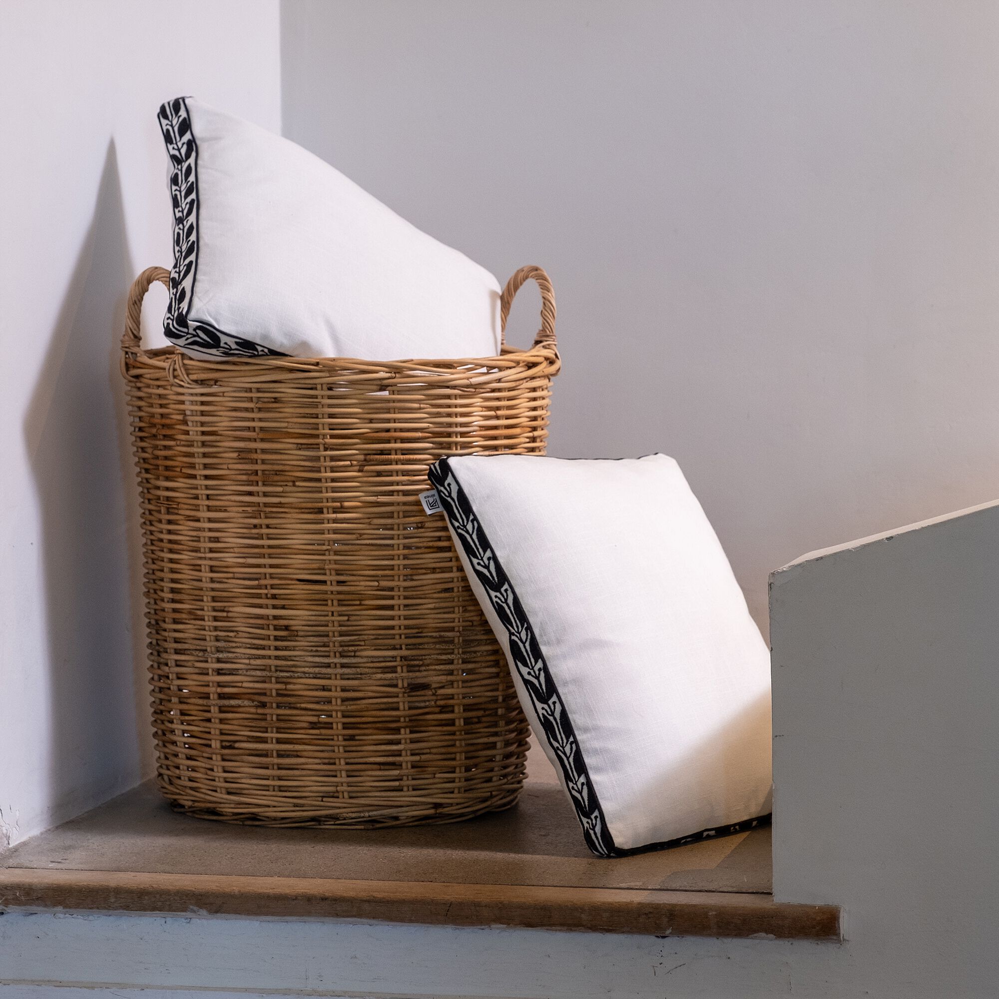 KISSOS - Coussin à frise brodée en coton 45x45cm - blanc