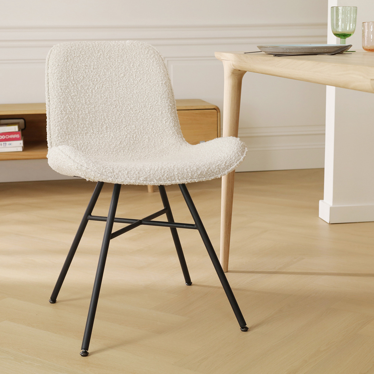 Eetkamerstoel Noa-Fé bouclé beige - zwart onderstel