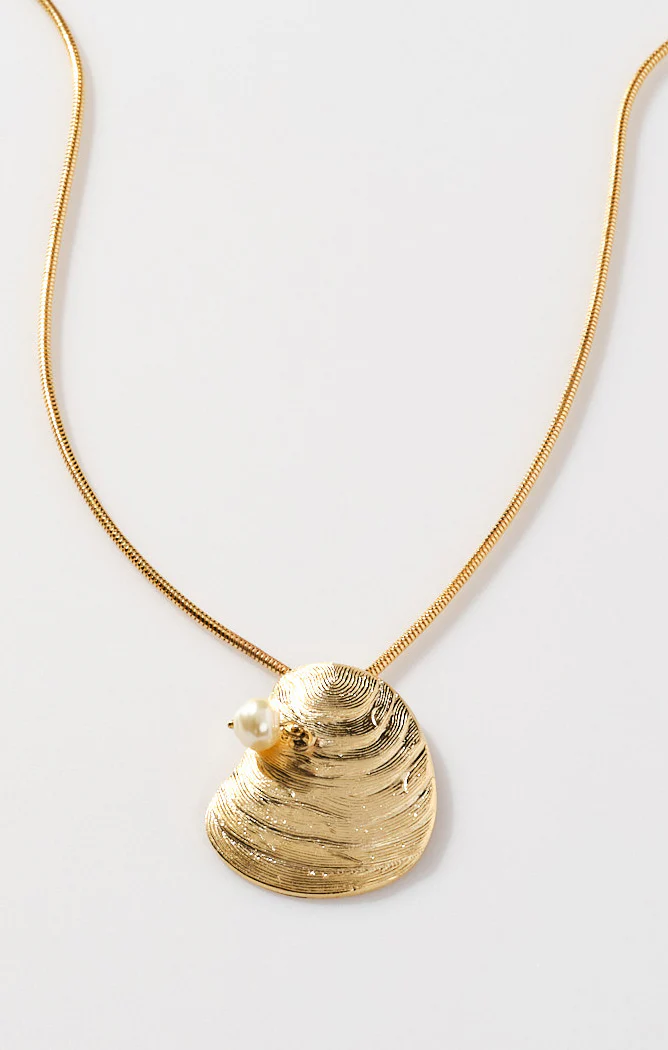 Faithy Jewels Oyster Necklace  ~ Gold