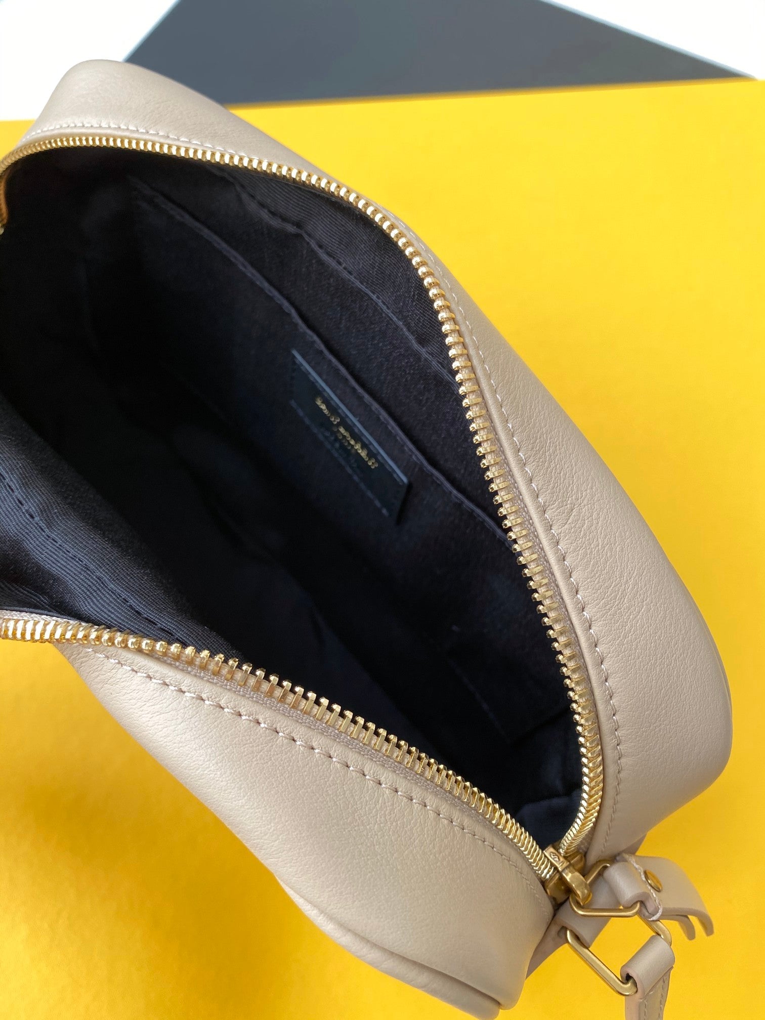 Y Lou Camera Bag In Quilted Leather - Top Club