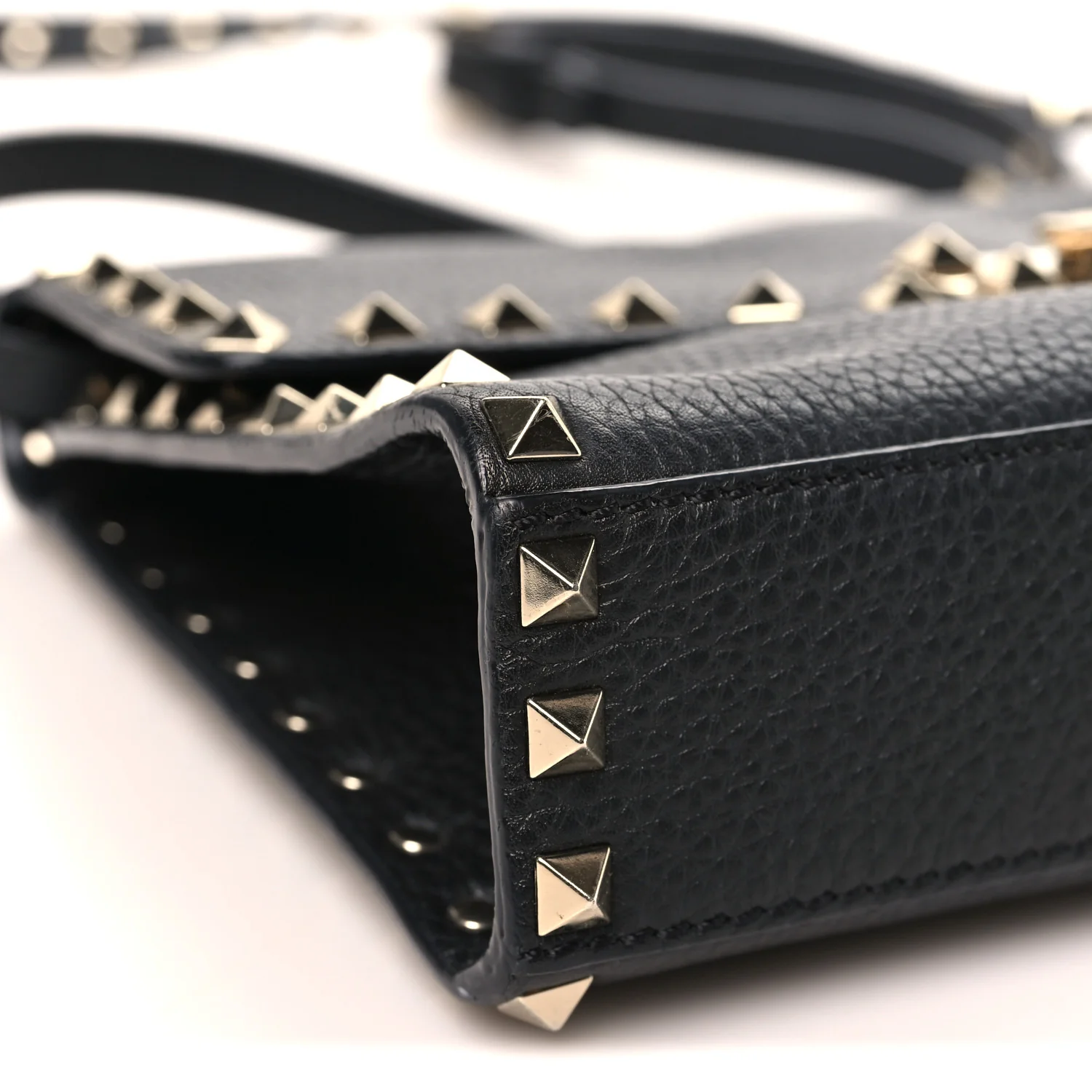 Pebbled Calfskin Medium Rockstud Flip Lock Crossbody Bag Black - Top Club
