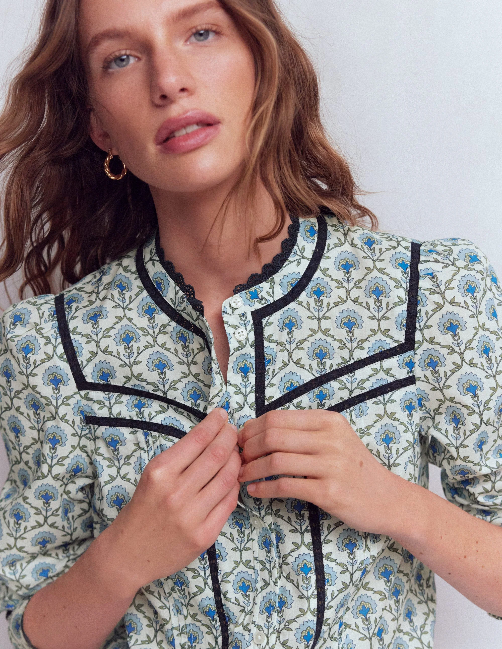 Carmen Oberteil mit Besatz-Naturweiß, Blumengitter