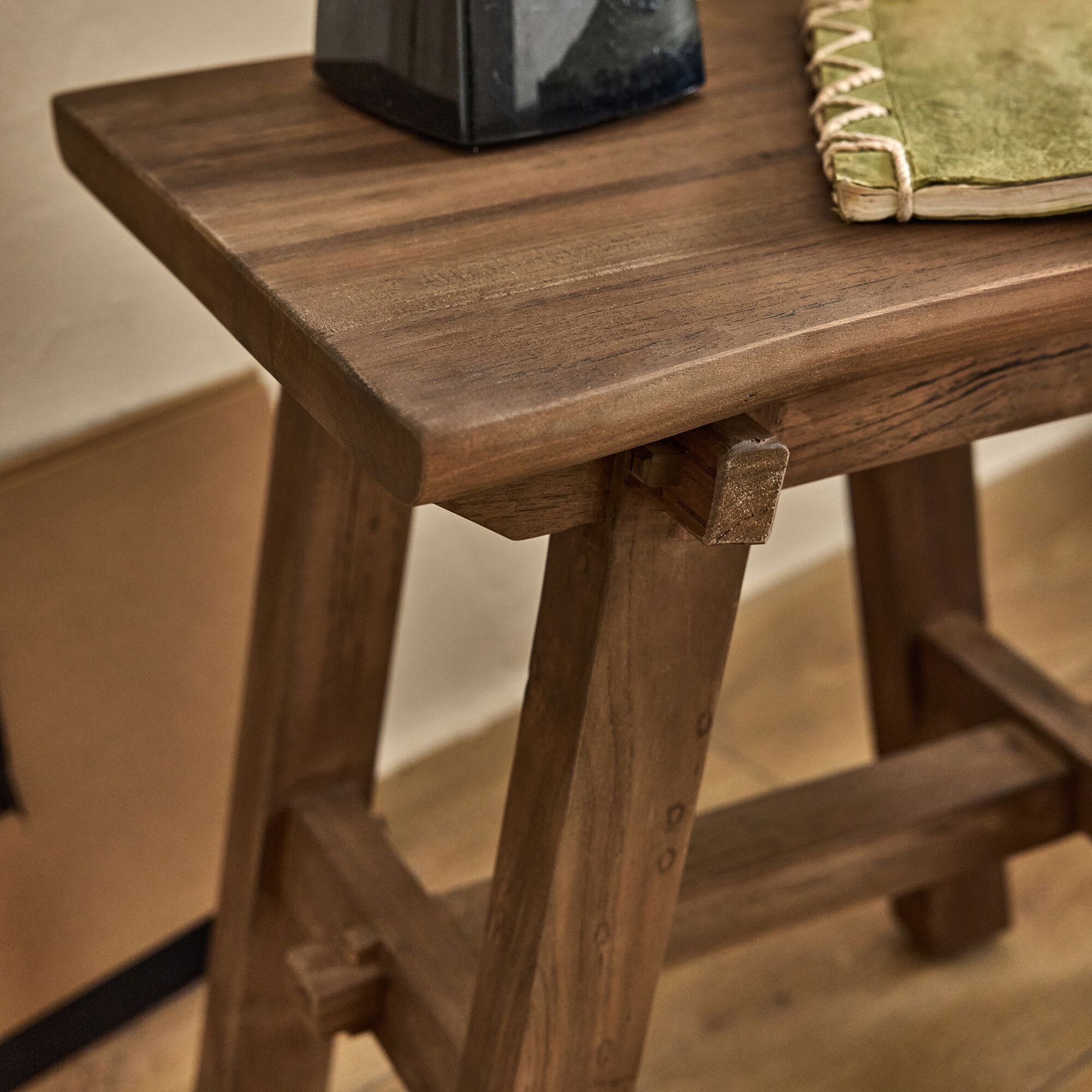 VANITY - Tabouret bas en teck recyclé H45cm - bois foncé