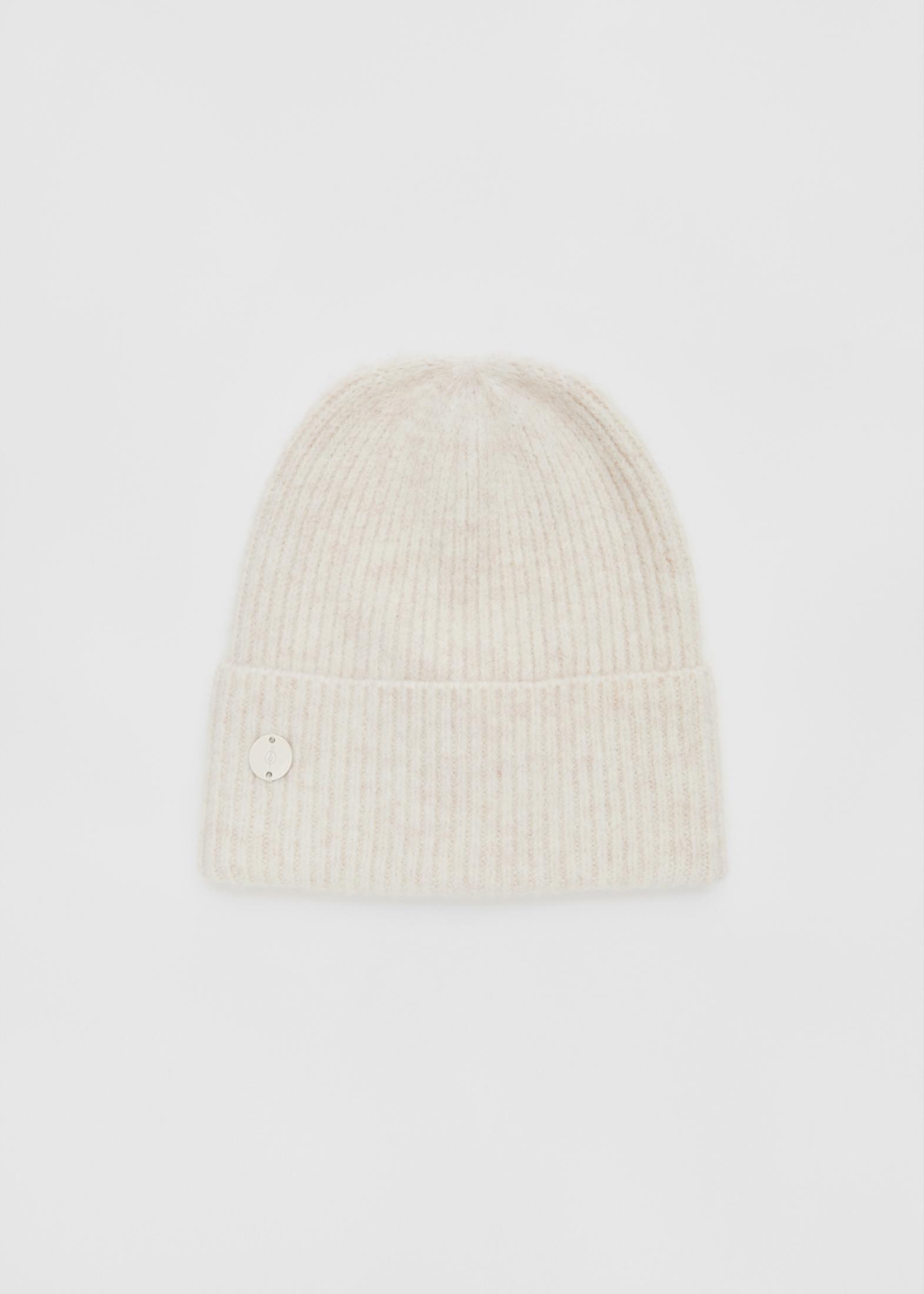 RIBBED BEANIE WITH PLAQUE