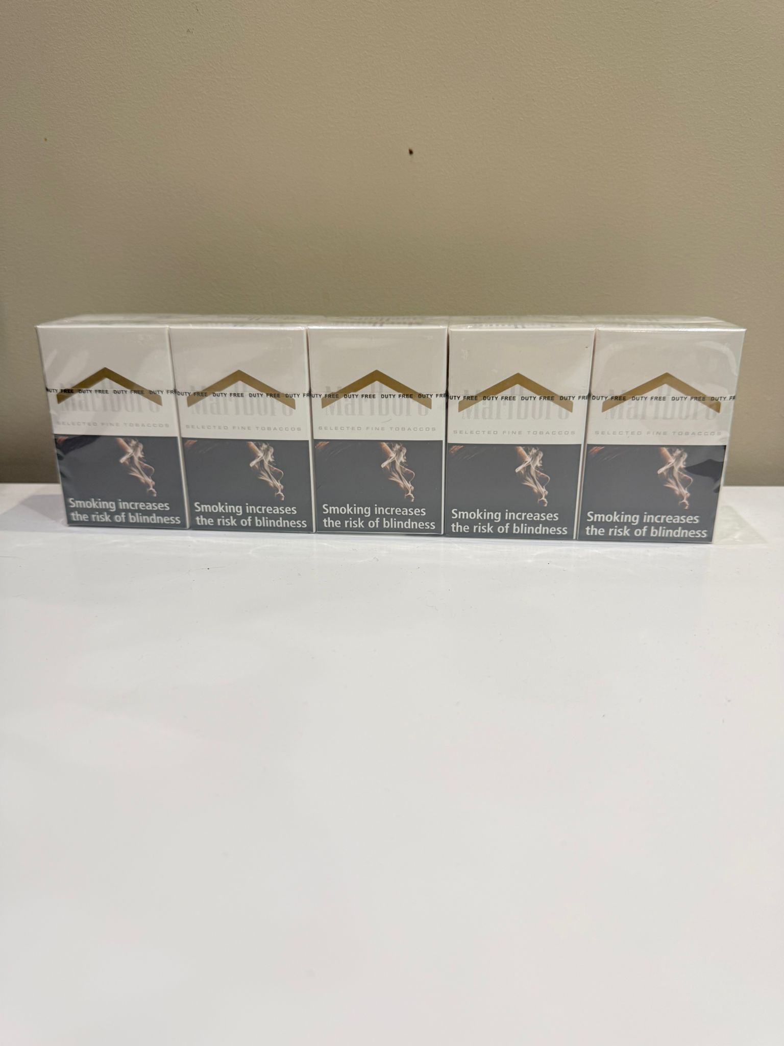 Marlboro White Black 20s Cigarettes x 10 Packs /1 Carton - www.Smoke-UK.com