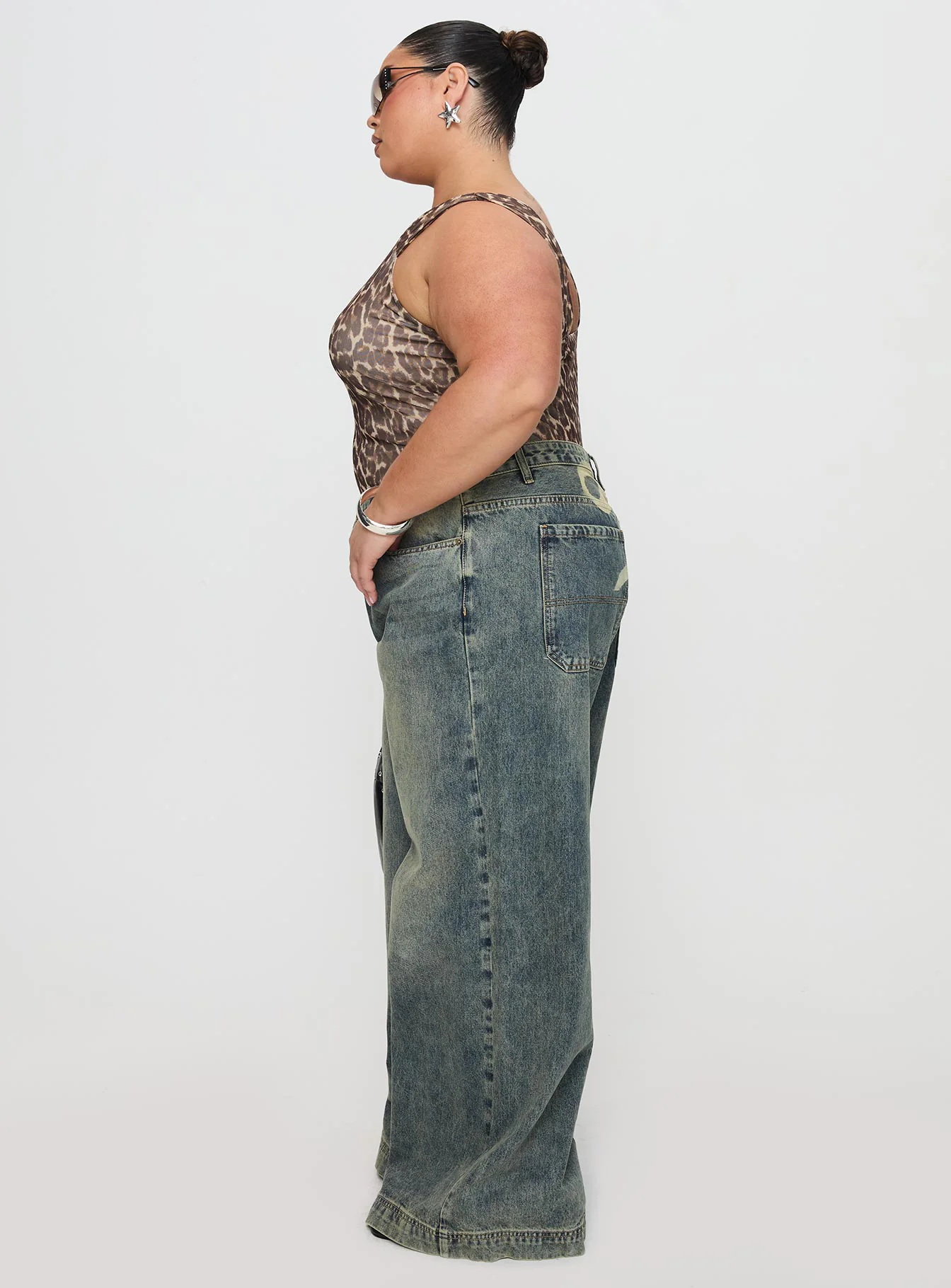 Ribbon Stamp Low Rise Wide Leg Jeans Antique Wash Curve