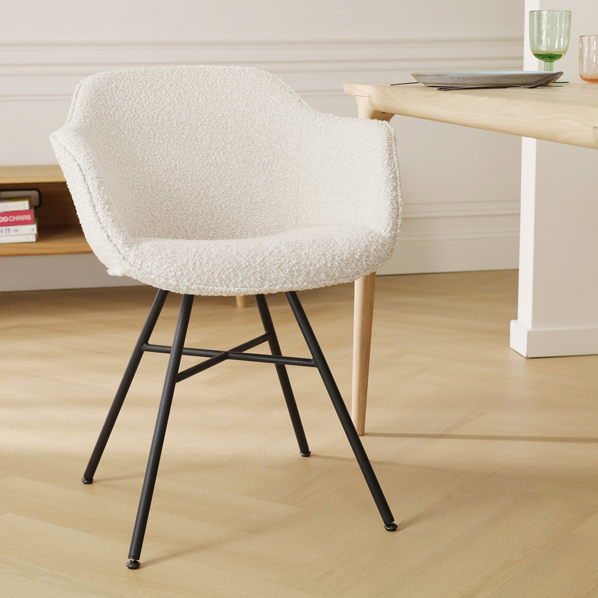 Eetkamerstoel Noa-Mare bouclé beige - zwart onderstel