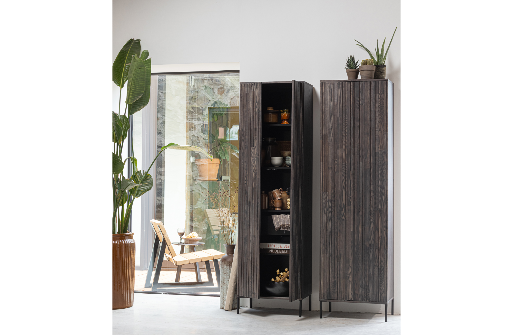 WOOOD hoge kast New Gravure met lade - essen espresso Hoge kast New Gravure met Lade - Essen Espresso