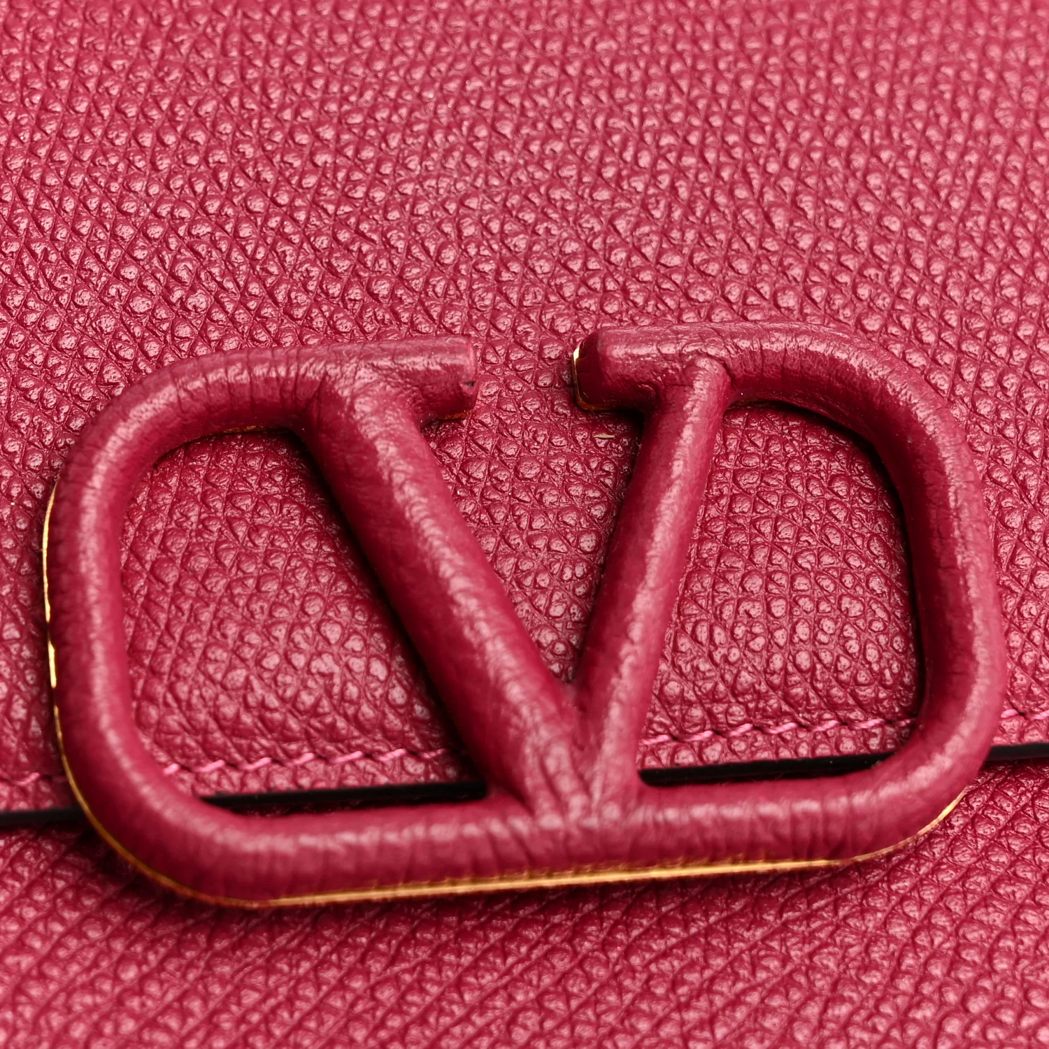 Grainy Calfskin Large Vlogo Clutch Raspberry - Top Club