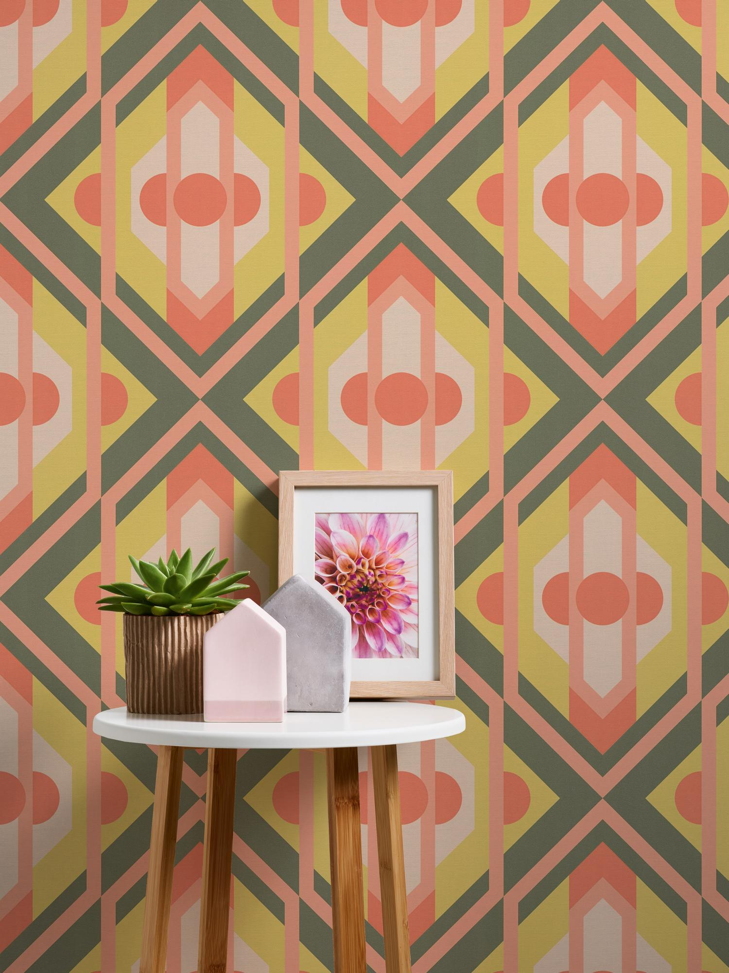 Retro behang licht gestructureerd met geometrische ornamenten – groen, oranje, rood Licht gestructureerd retrobehang met geometrische ornamenten – groen, oranje, rood #1