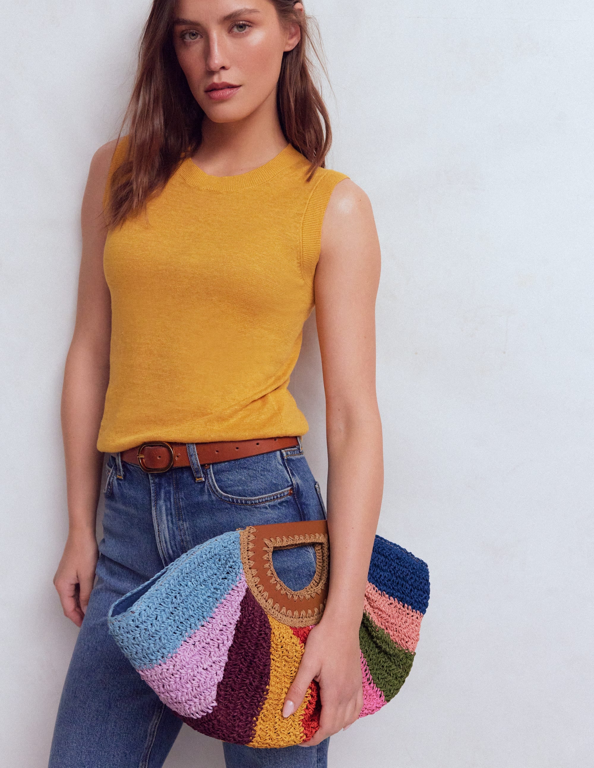 Clutch in Halbmondform aus Bast-Ackerbohnengrün/Pink, Gestreift