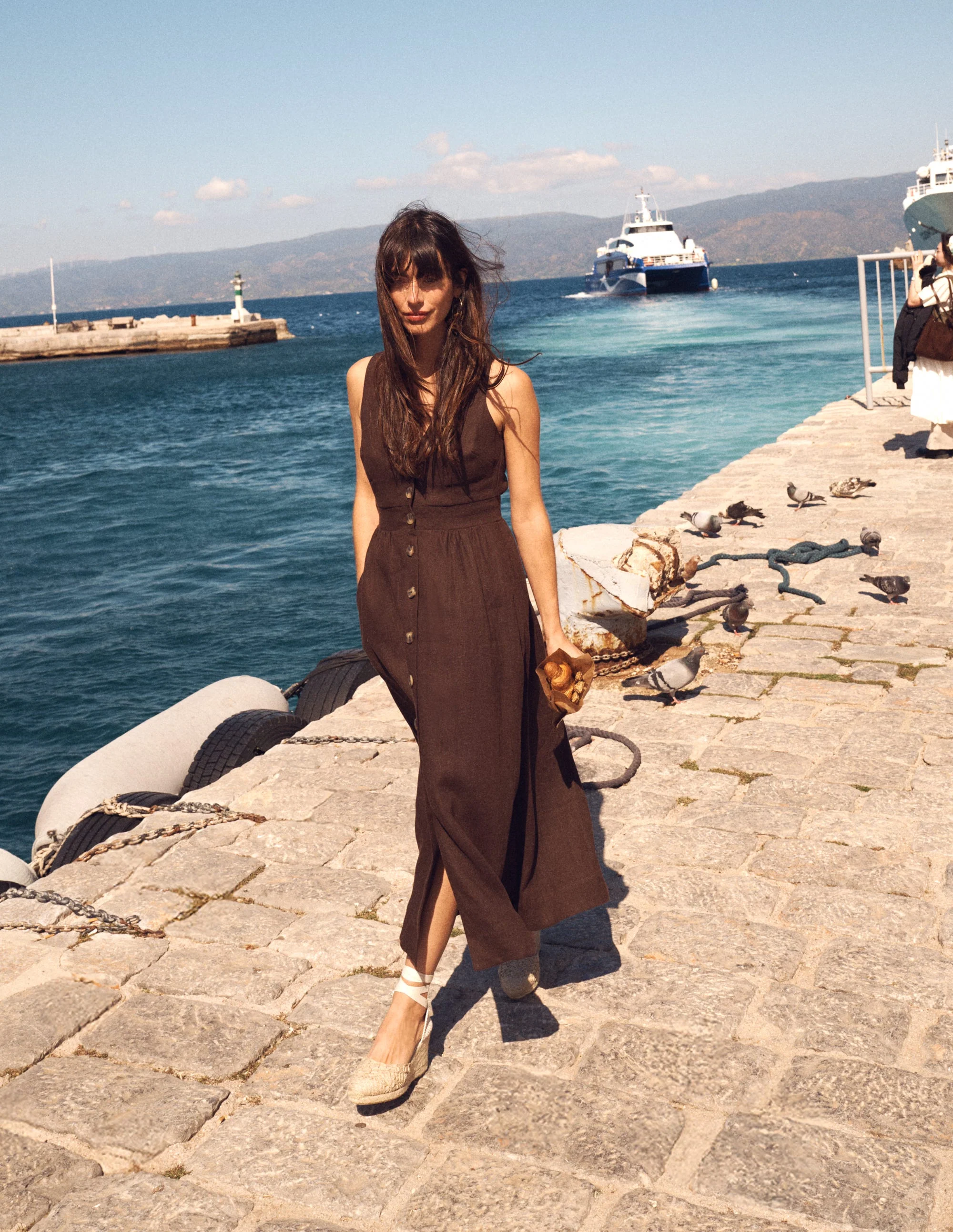 Catherine Leinenkleid mit Knöpfen-Bitterschokolade