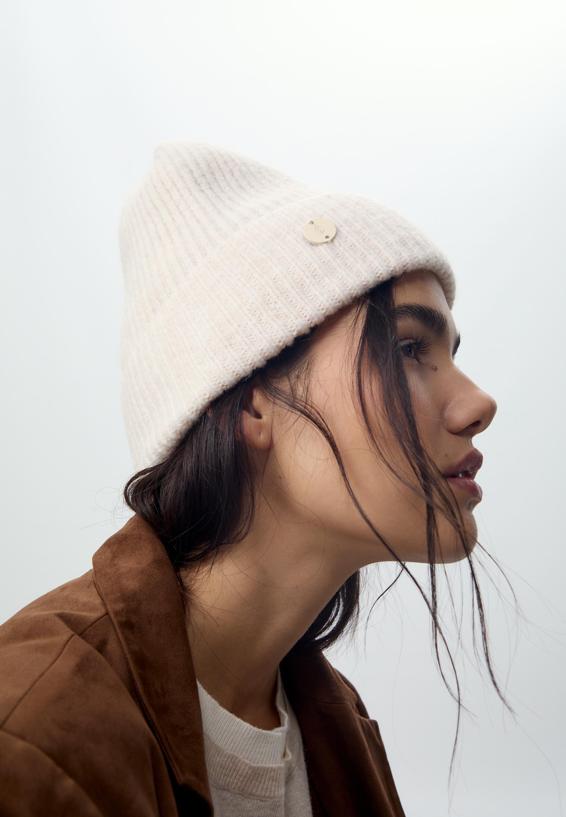 RIBBED BEANIE WITH PLAQUE
