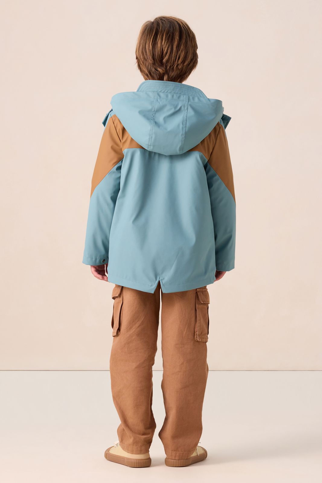 Blauwe lange regenjas met colourblock