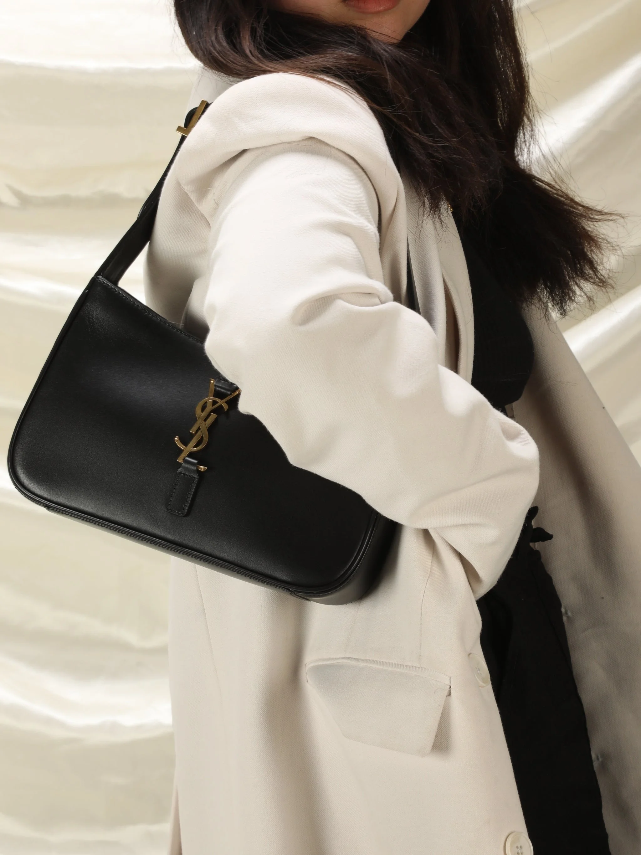 Saint Laurent Le 5 �� 7 Hobo Bag In Patent Leather - Black - Women - Top Club