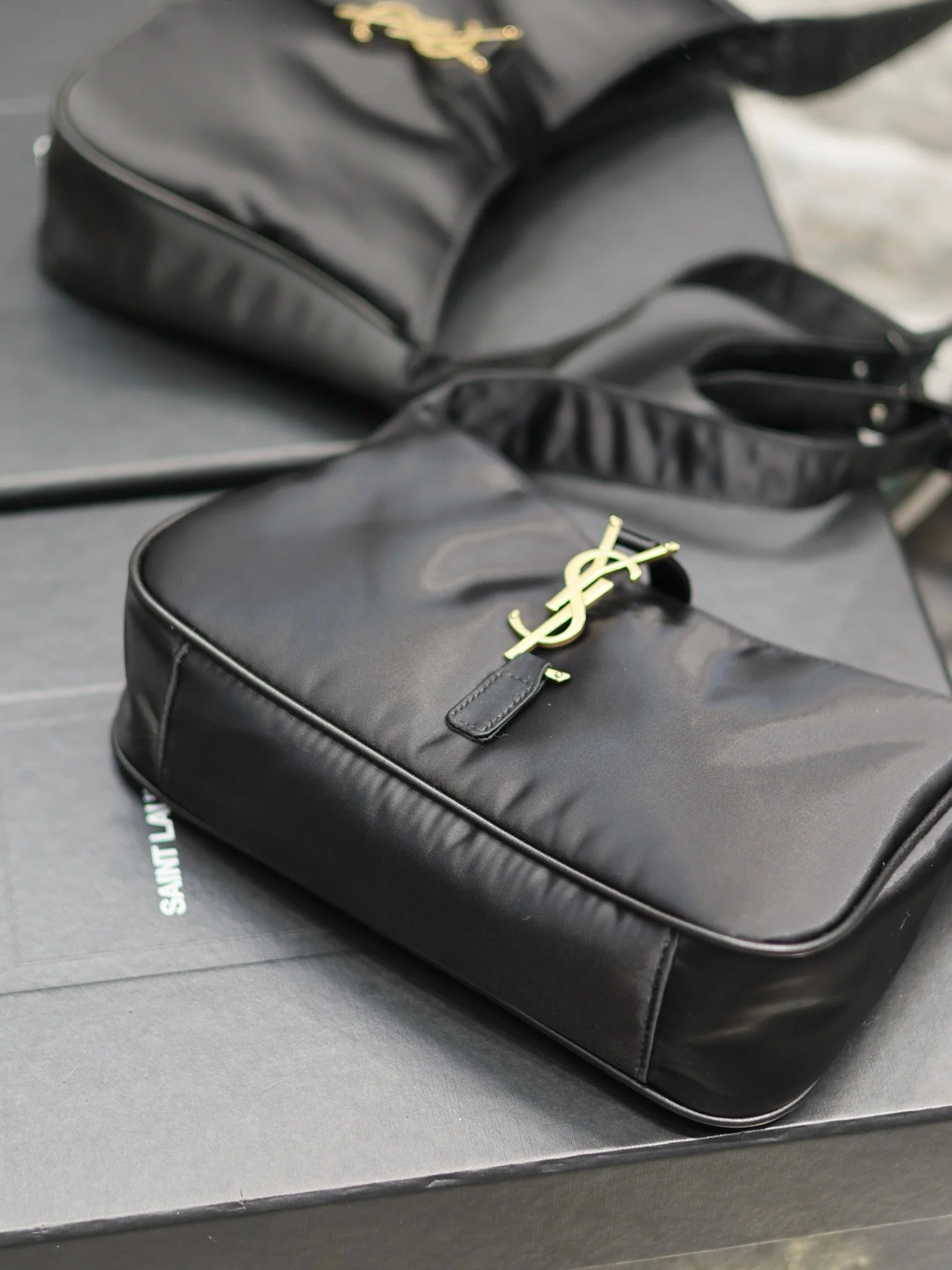YSL Le5��7 Hobo Black Bag Gold Hardware 25x15x6cm - Top Club