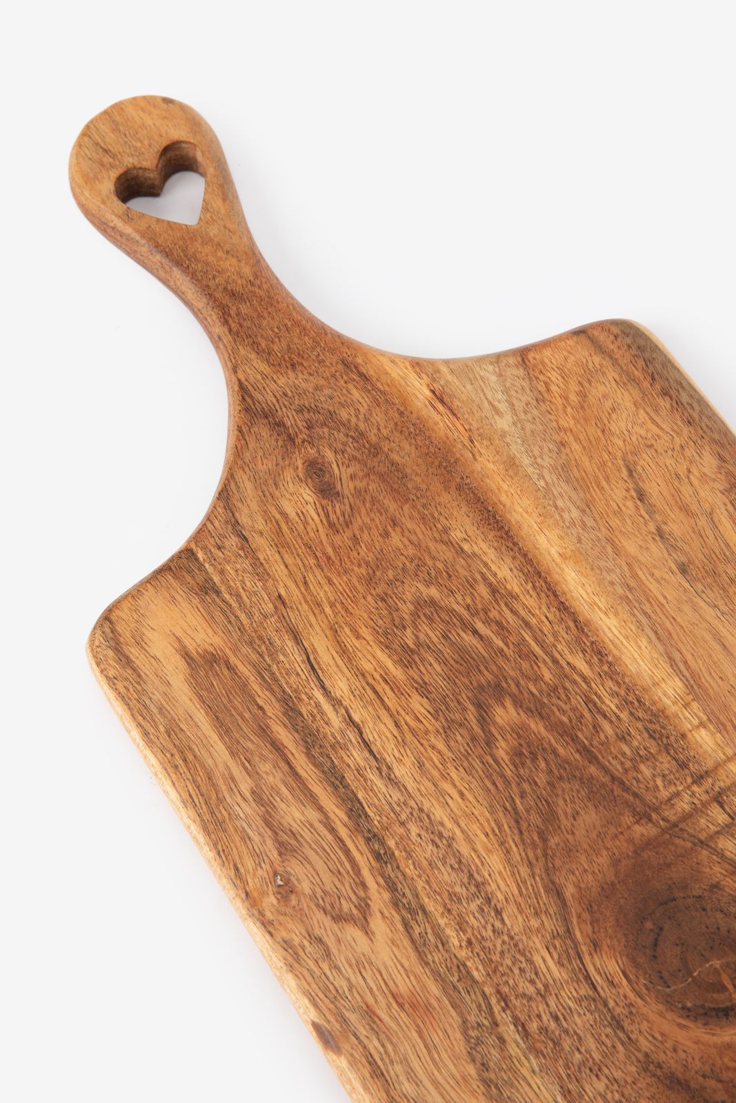 Bruine houten snijplank met hart
