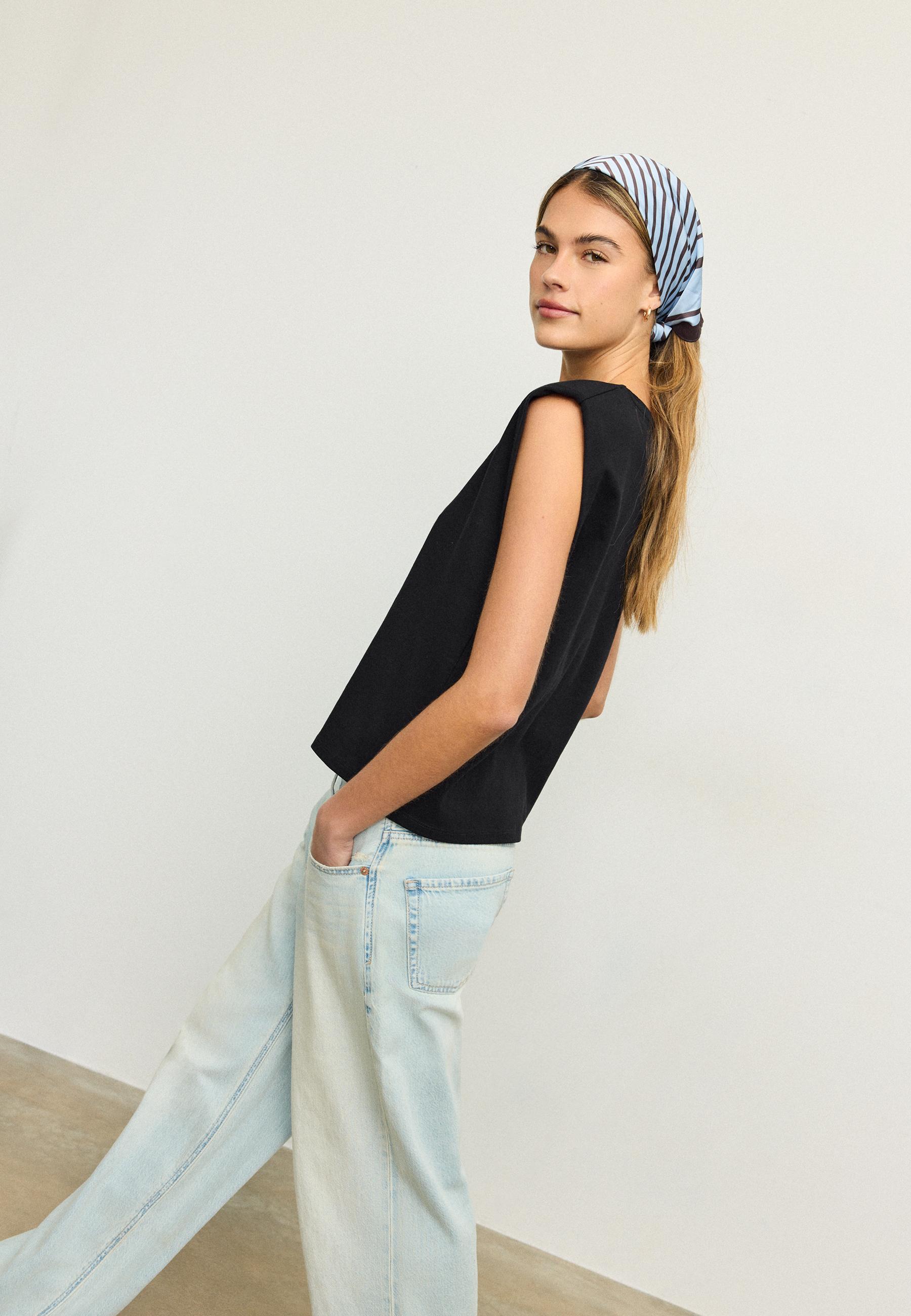 BASIC T-SHIRT WITH PADDED SHOULDERS