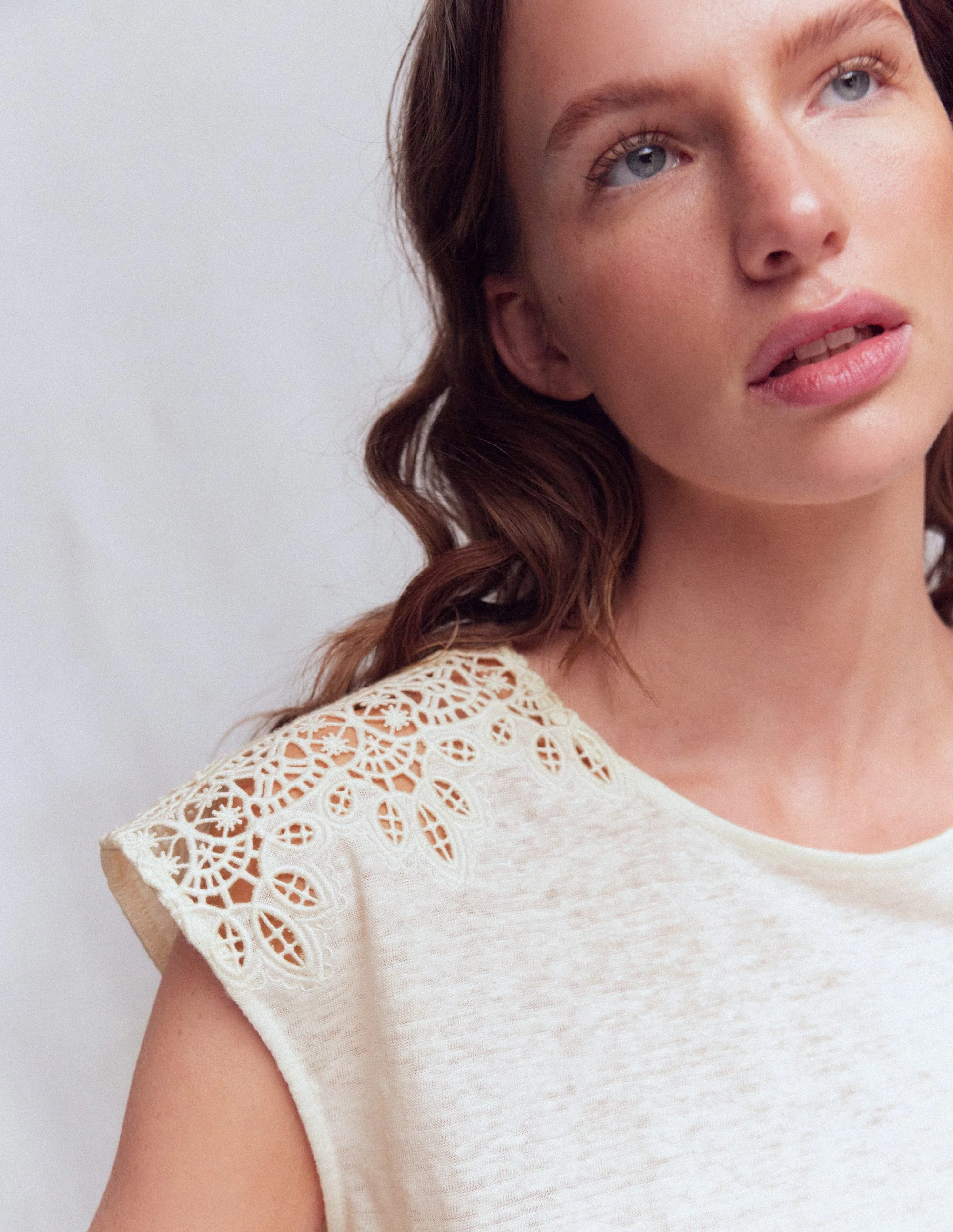 Tara Leinen-T-Shirt mit Cutwork-Naturweiß