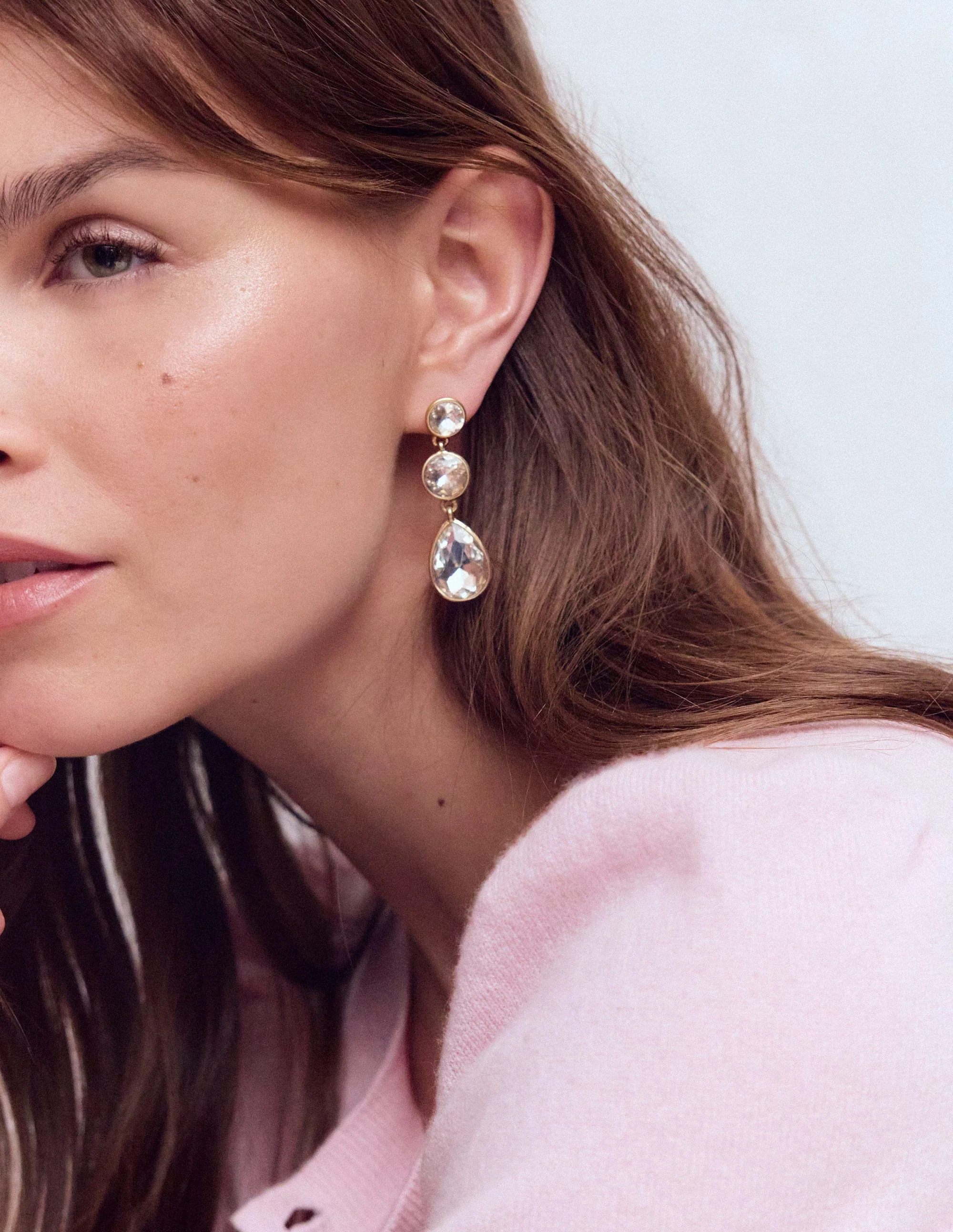 Kleine Hängeohrringe mit Schmucksteinen-Transparent