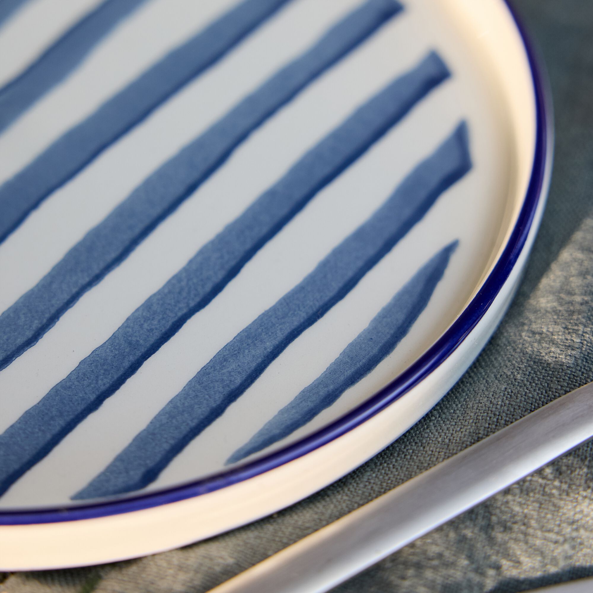 MAIKA - Assiette à dessert en céramique D20cm à rayures - blanc