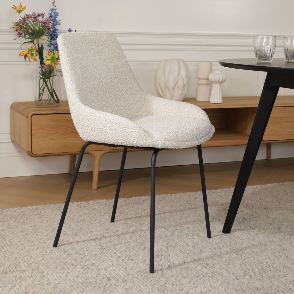 Eetkamerstoel Nora-Isa bouclé beige - zwart - set van 2