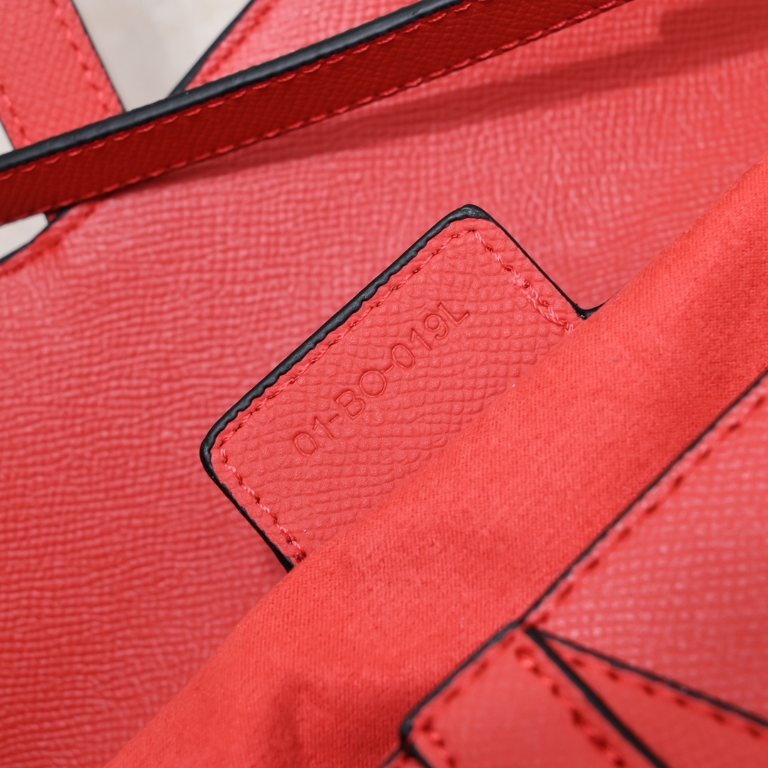 D saddle Be a classic with classics bag size: 25.5 x 20 x 6.5 cm - Top Club