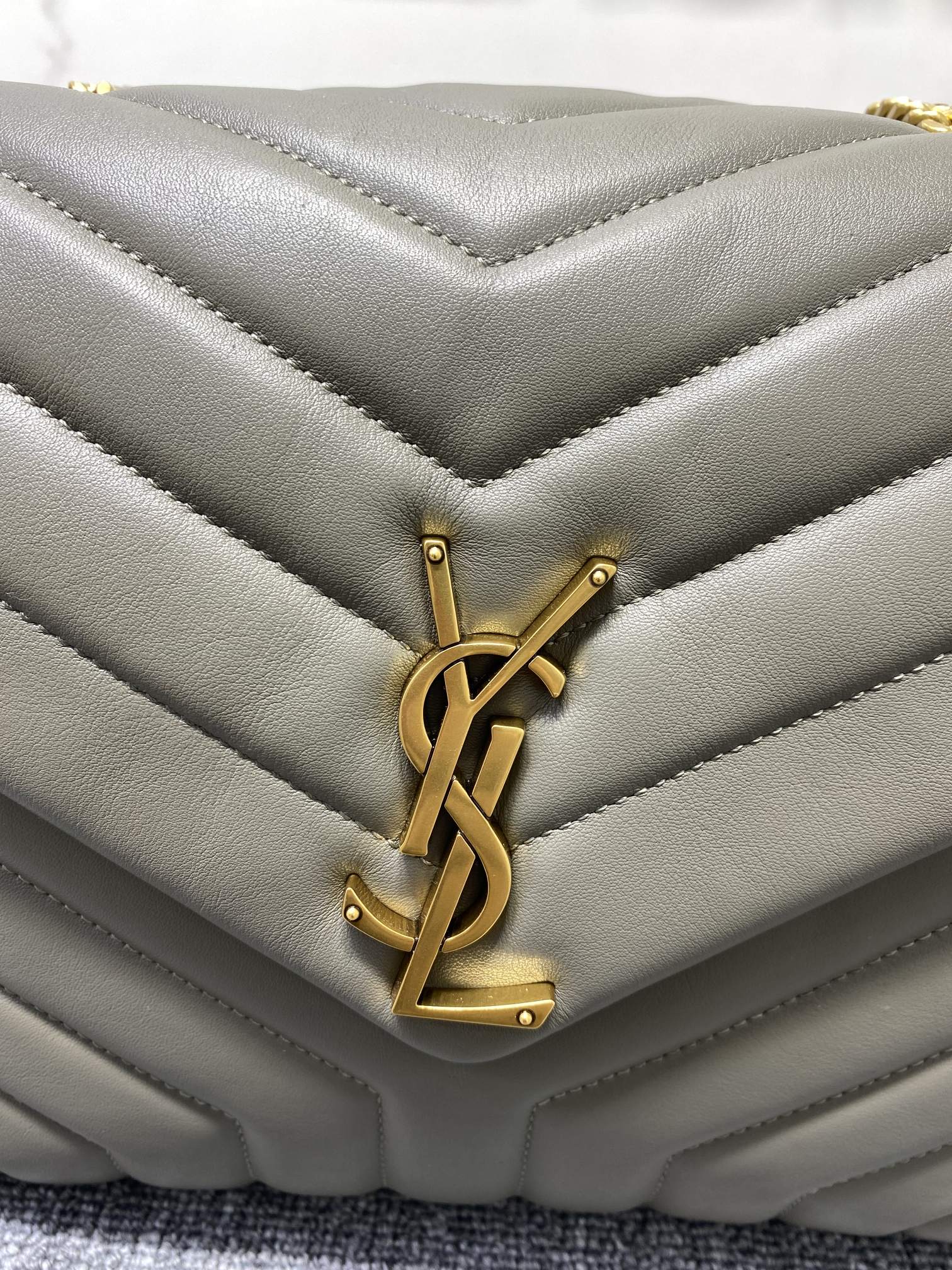 Y Loulou Medium Chain Bag In Y Leather - Top Club