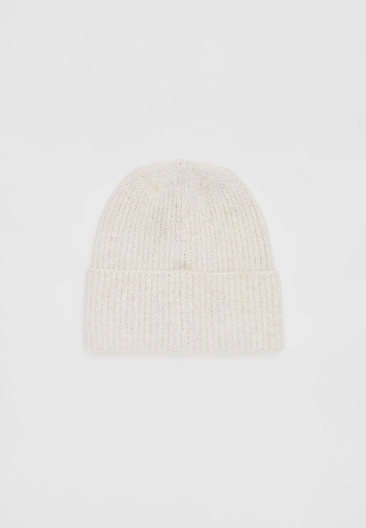 RIBBED BEANIE WITH PLAQUE