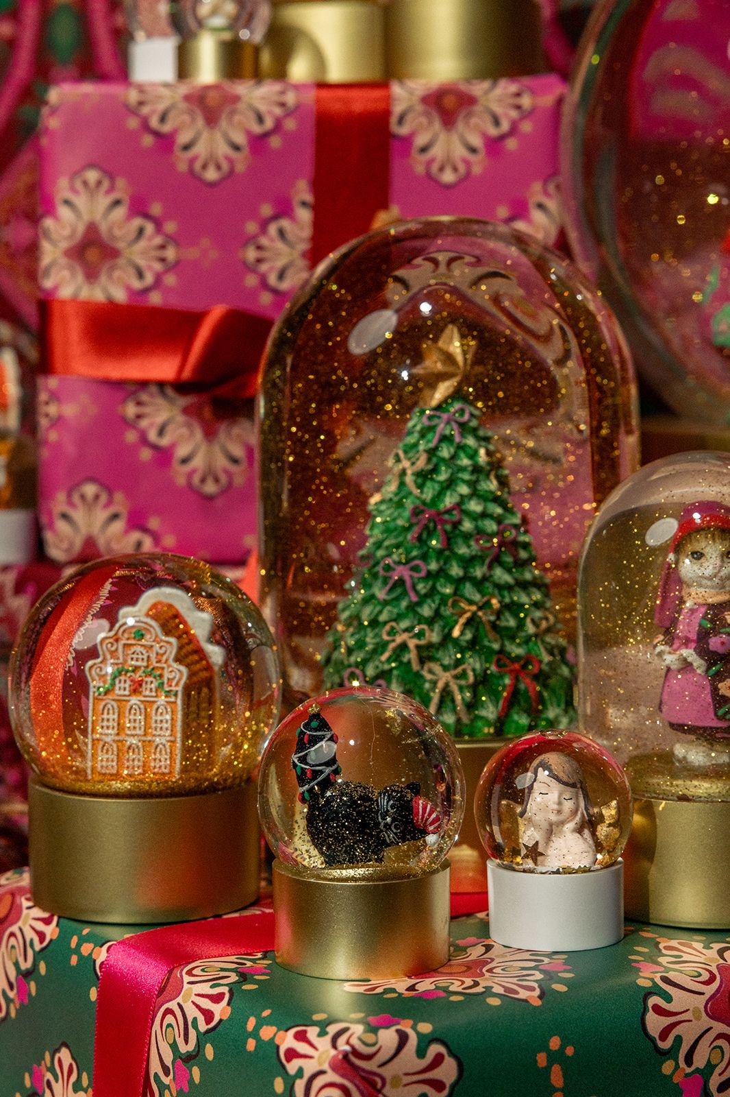 Sneeuwbol met verstrengelde kitten