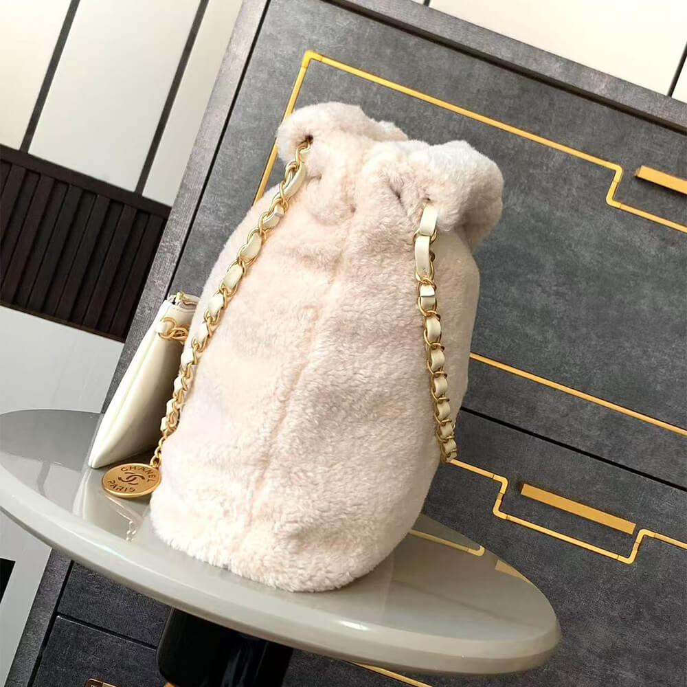 CHANEL 22 HANDBAG - Top Club