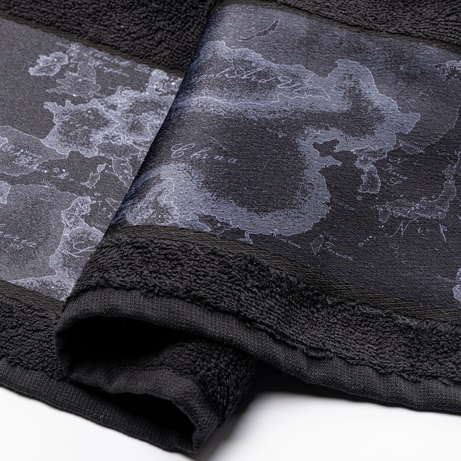 Set Asciugamani In Spugna In Cotone Geo Night Standard Nero Alviero Martini 1A Classe