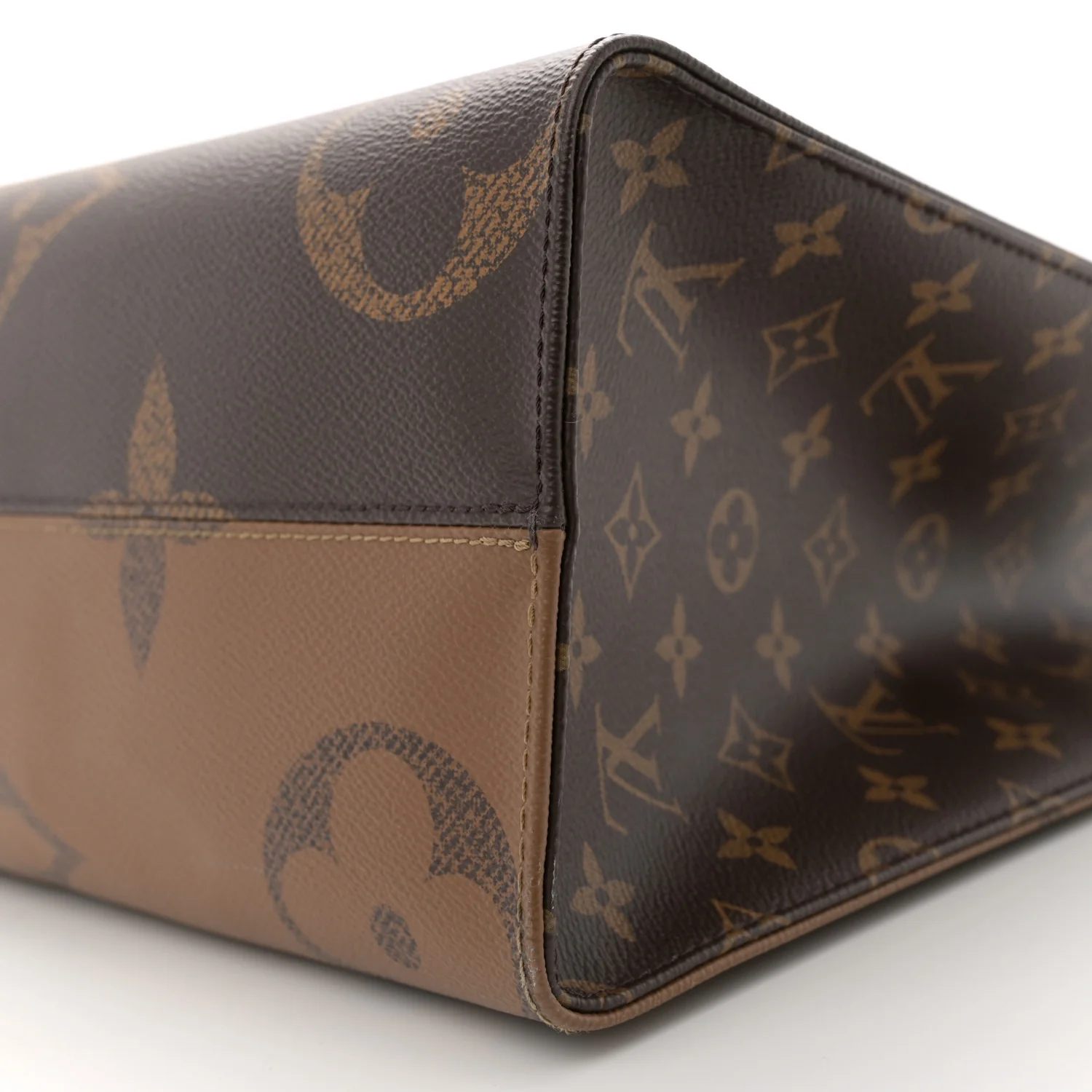 Reverse Monogram Giant Onthego MM - Top Club