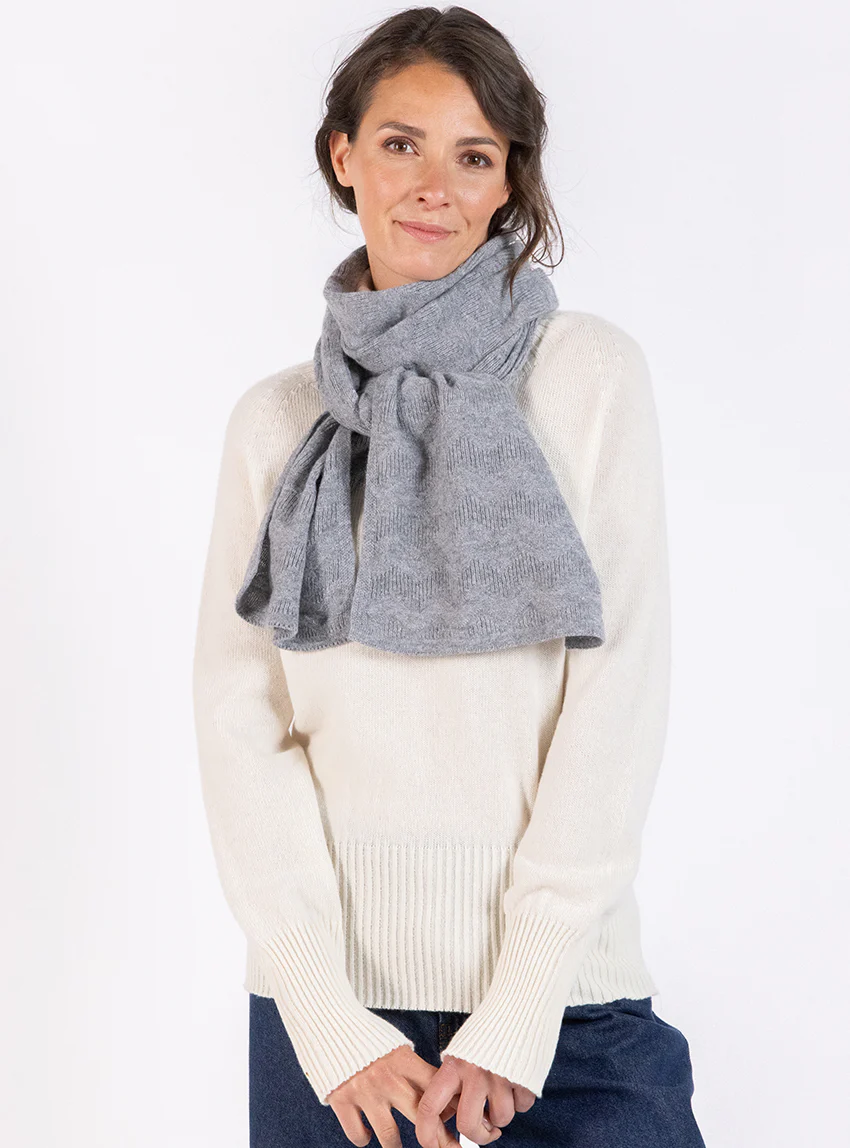 Echarpe en cachemire gris élégant