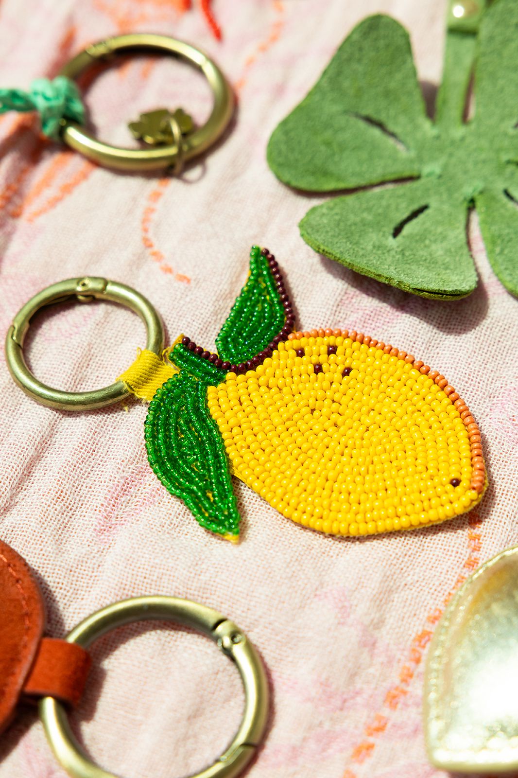 Gele bag charm citroen